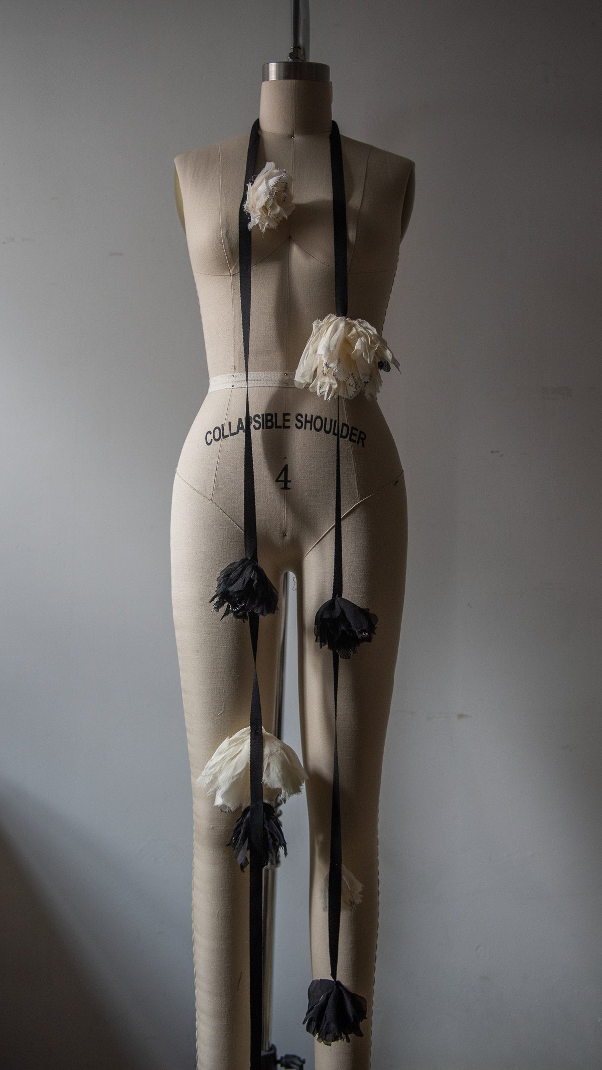 N° 155 falling flower accessory - sumi black/yuki white