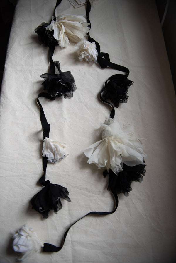 N° 155 falling flower accessory - sumi black/yuki white