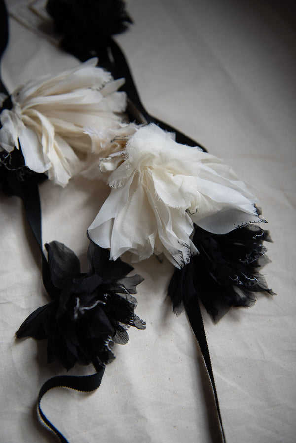 N° 155 falling flower accessory - sumi black/yuki white