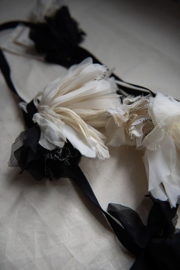 N° 155 falling flower accessory - sumi black/yuki white