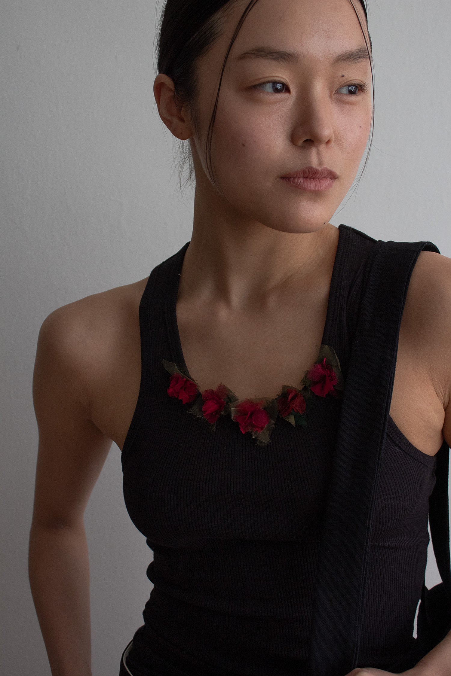 N° 354 womens fitted crushed blooms rib tank - sumi black/momiji red