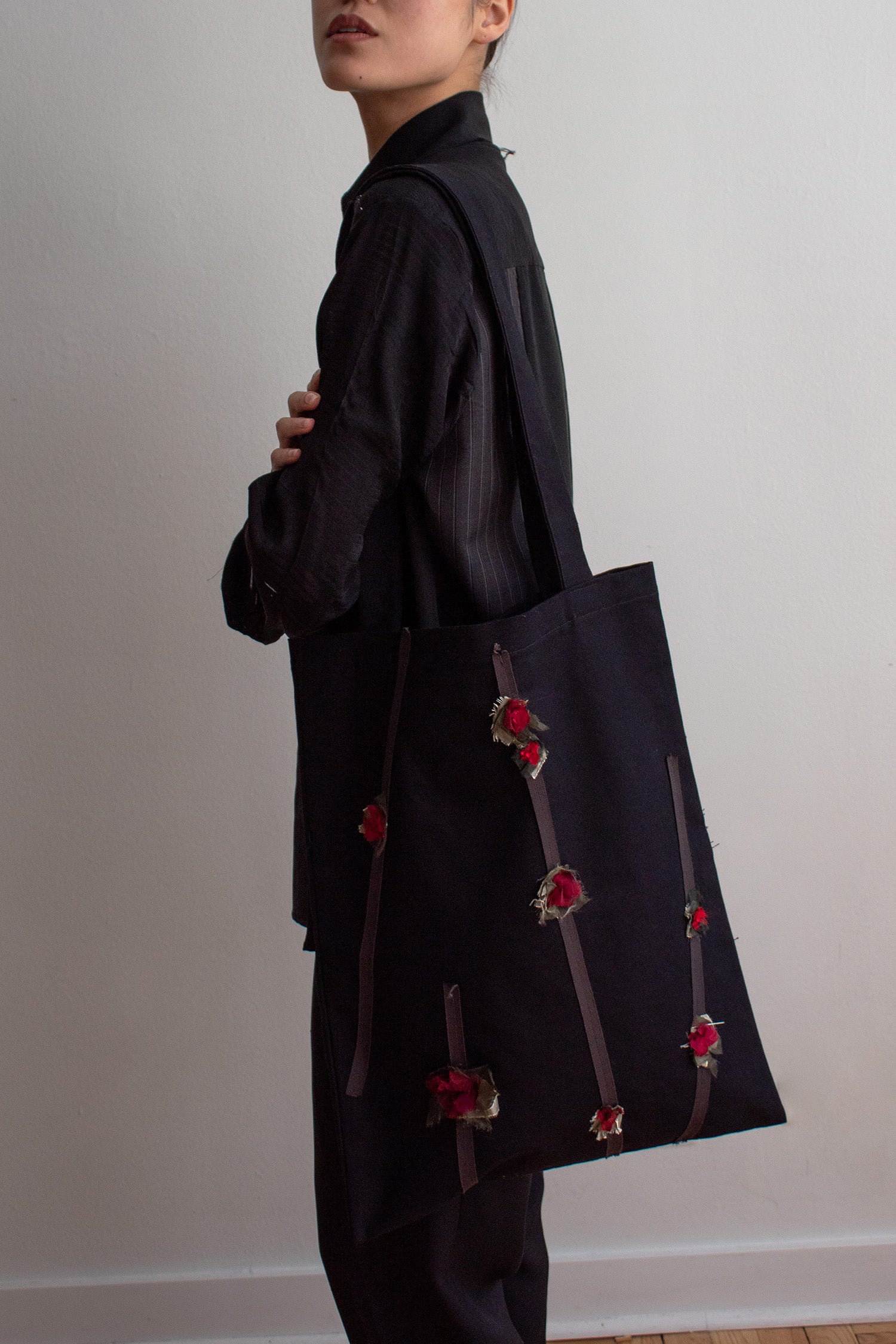 N° 96 dripping crushed blooms long tote - sumi black/momiji red