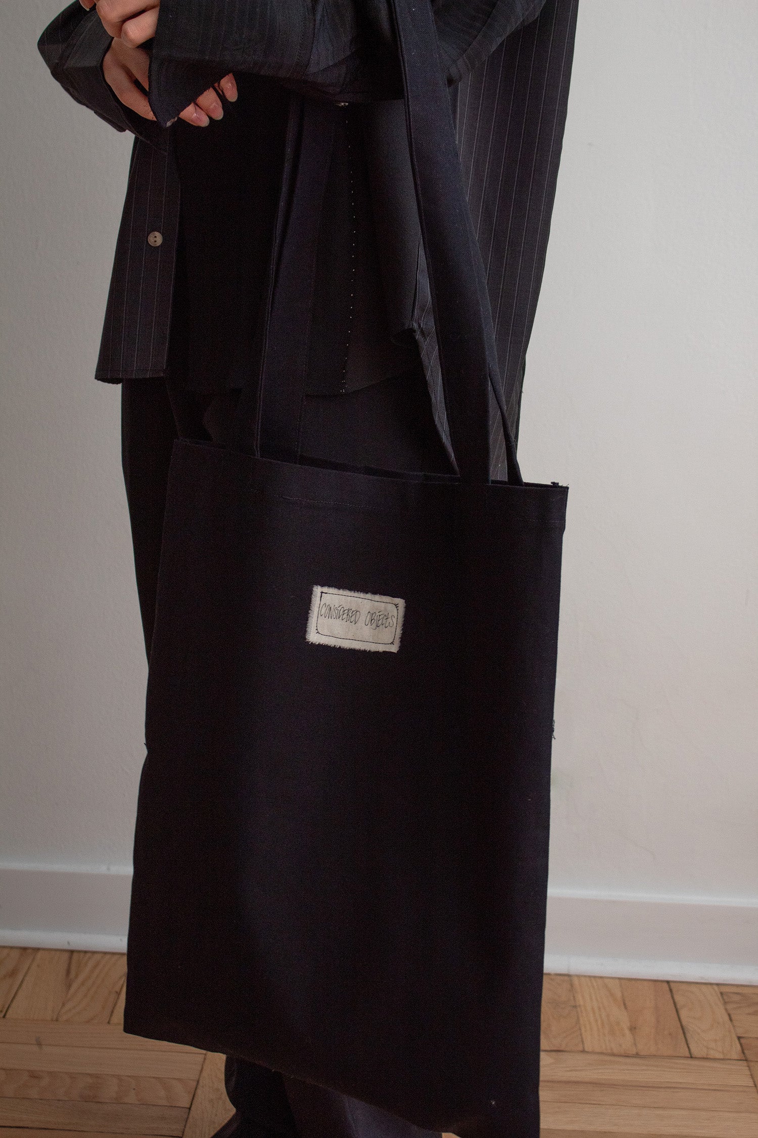 N° 96 dripping crushed blooms long tote - sumi black/momiji red