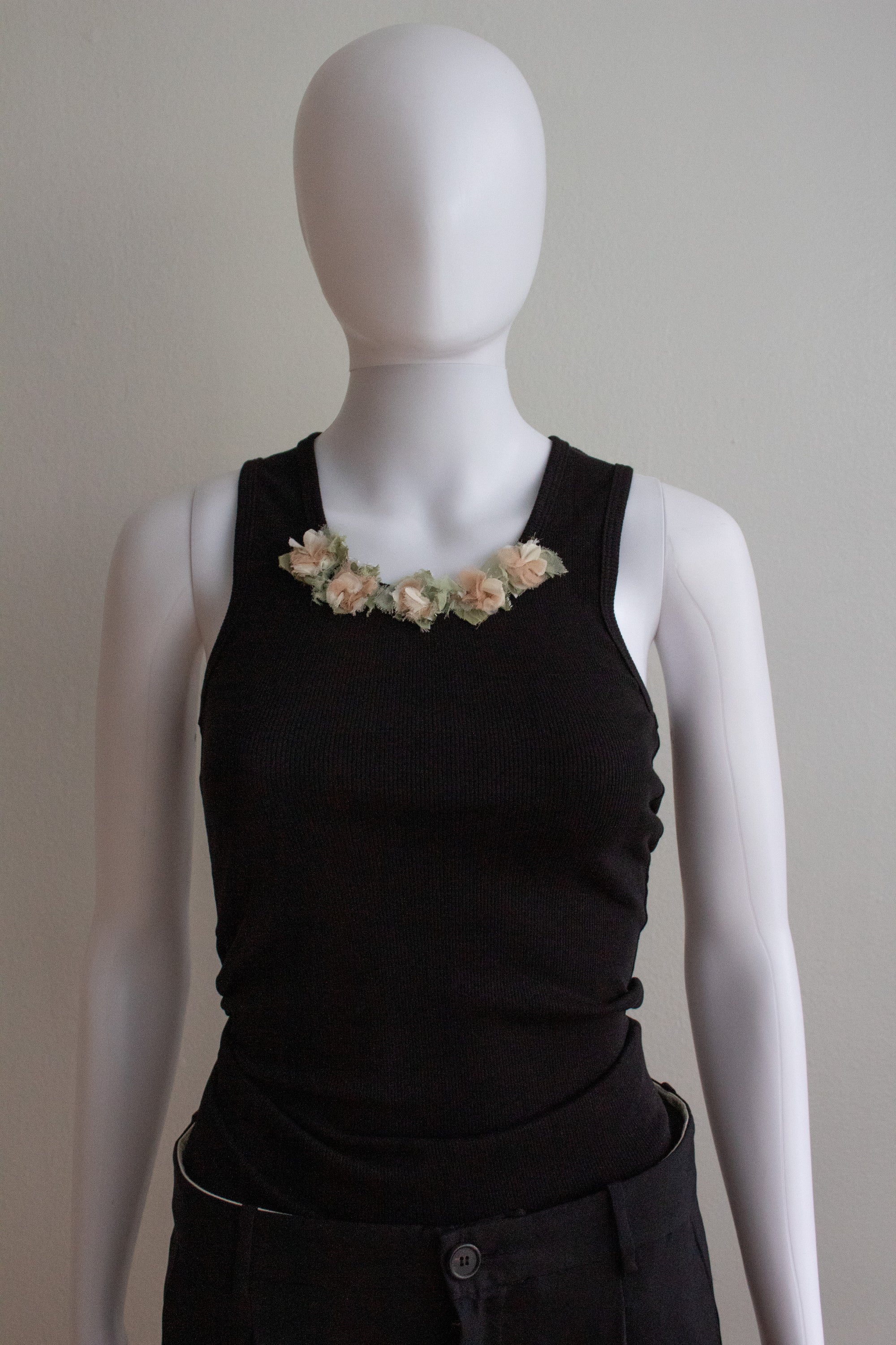 N° 354 womens fitted crushed blooms rib tank - sumi black/suna beige