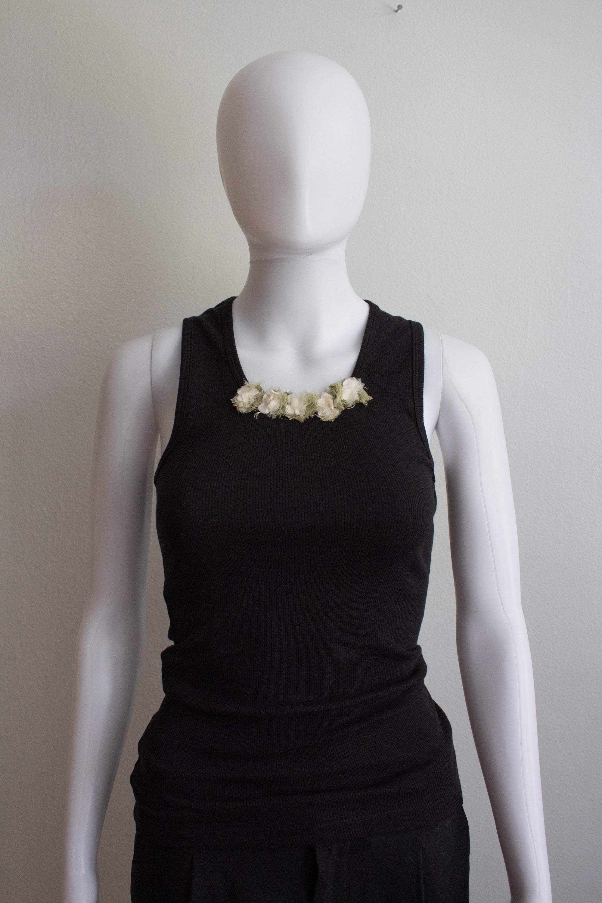 N° 354 womens fitted crushed blooms rib tank - sumi black/yuki white