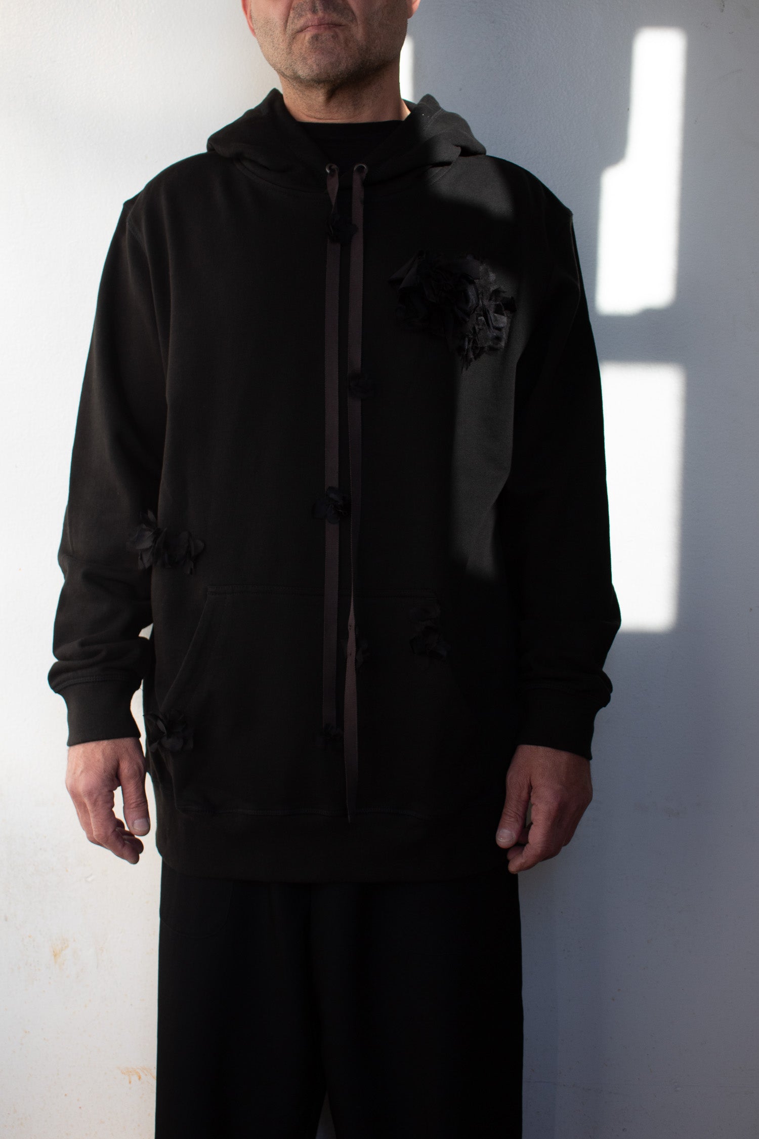 N° 306 multi crushed blooms midweight french terry hoodie - sumi black