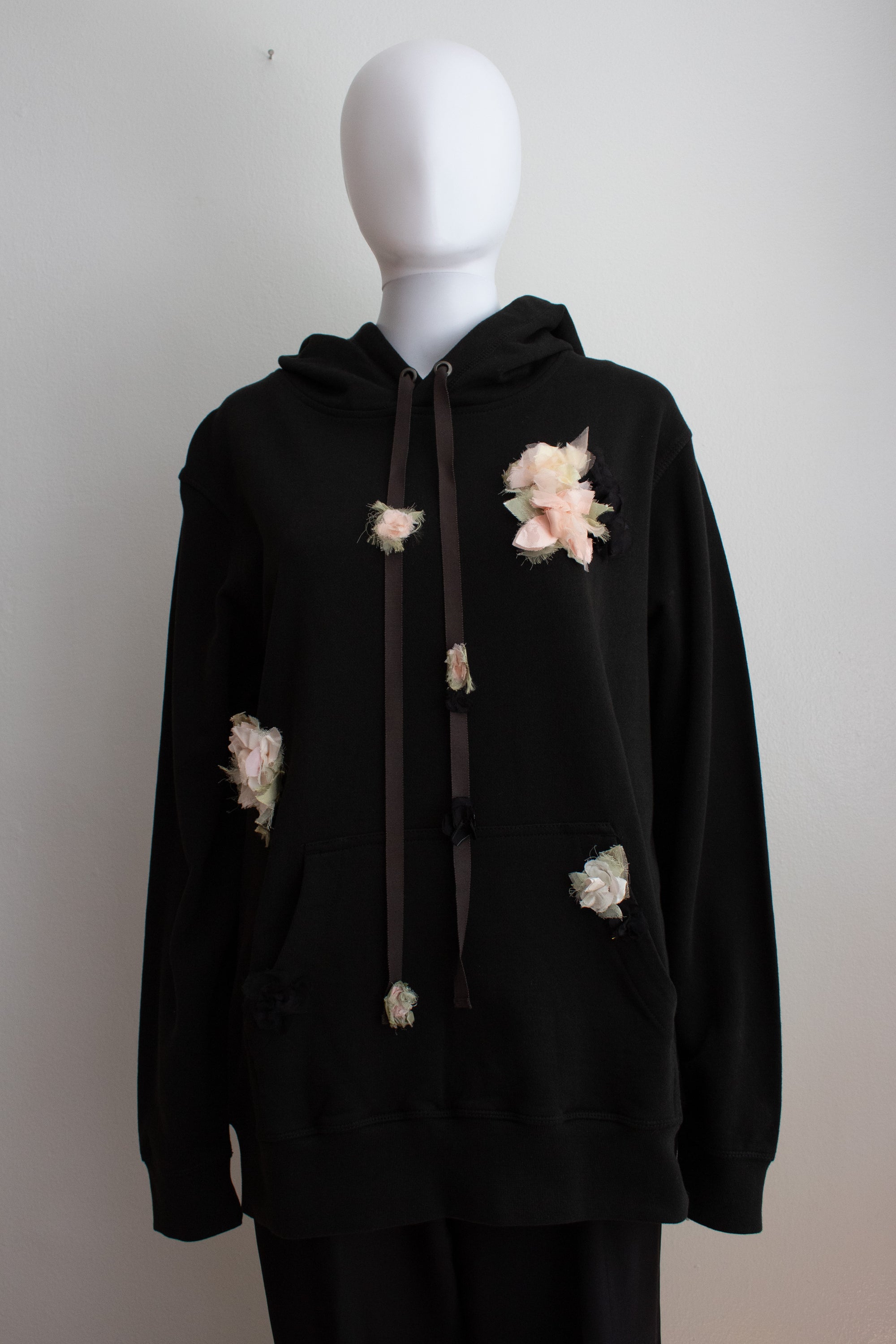 N° 306 multi crushed blooms midweight french terry hoodie - sumi black/ame pink