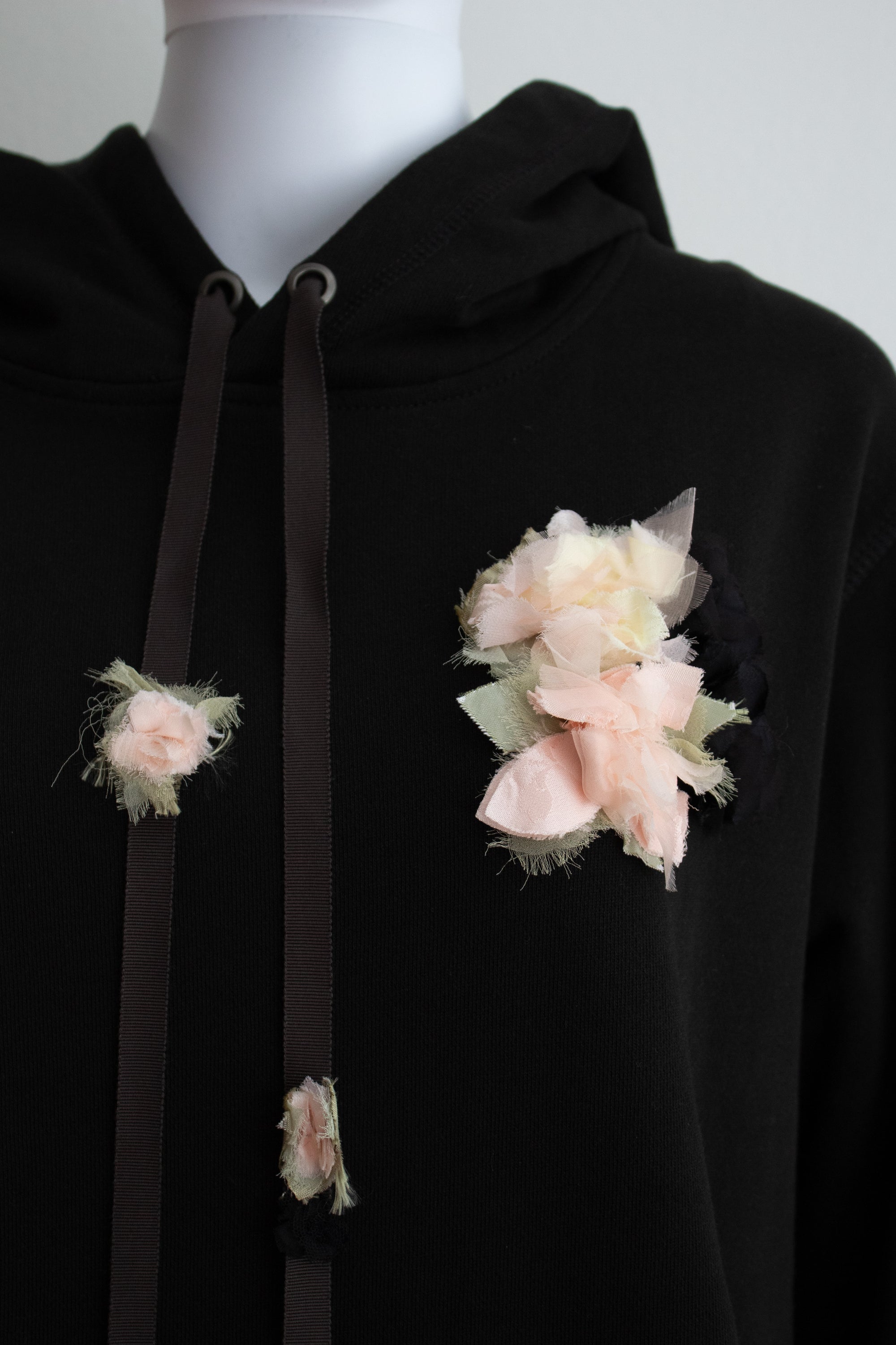 N° 306 multi crushed blooms midweight french terry hoodie - sumi black/ame pink