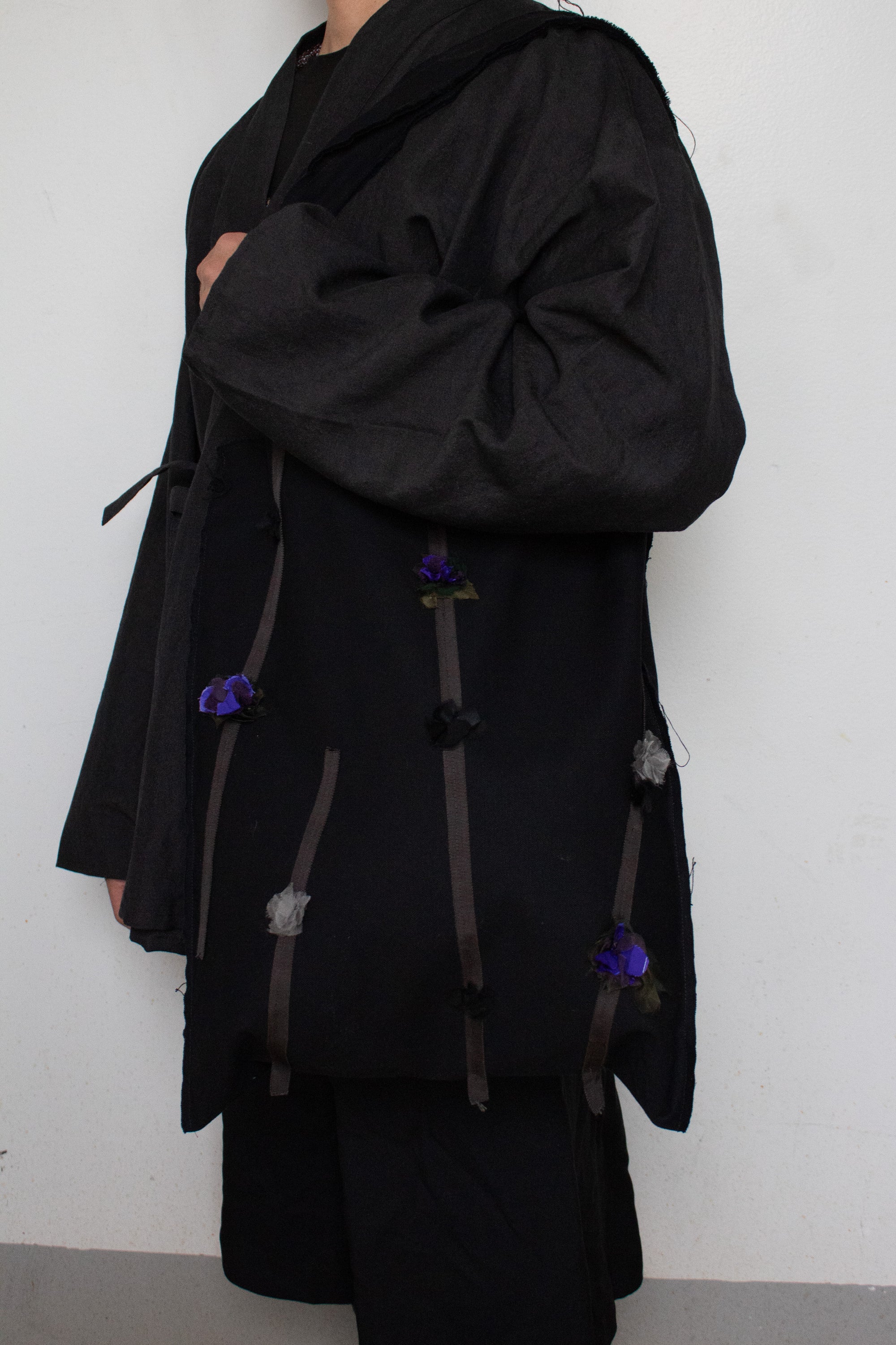 N° 96 dripping crushed blooms long tote - sumi black/nasu eggplant