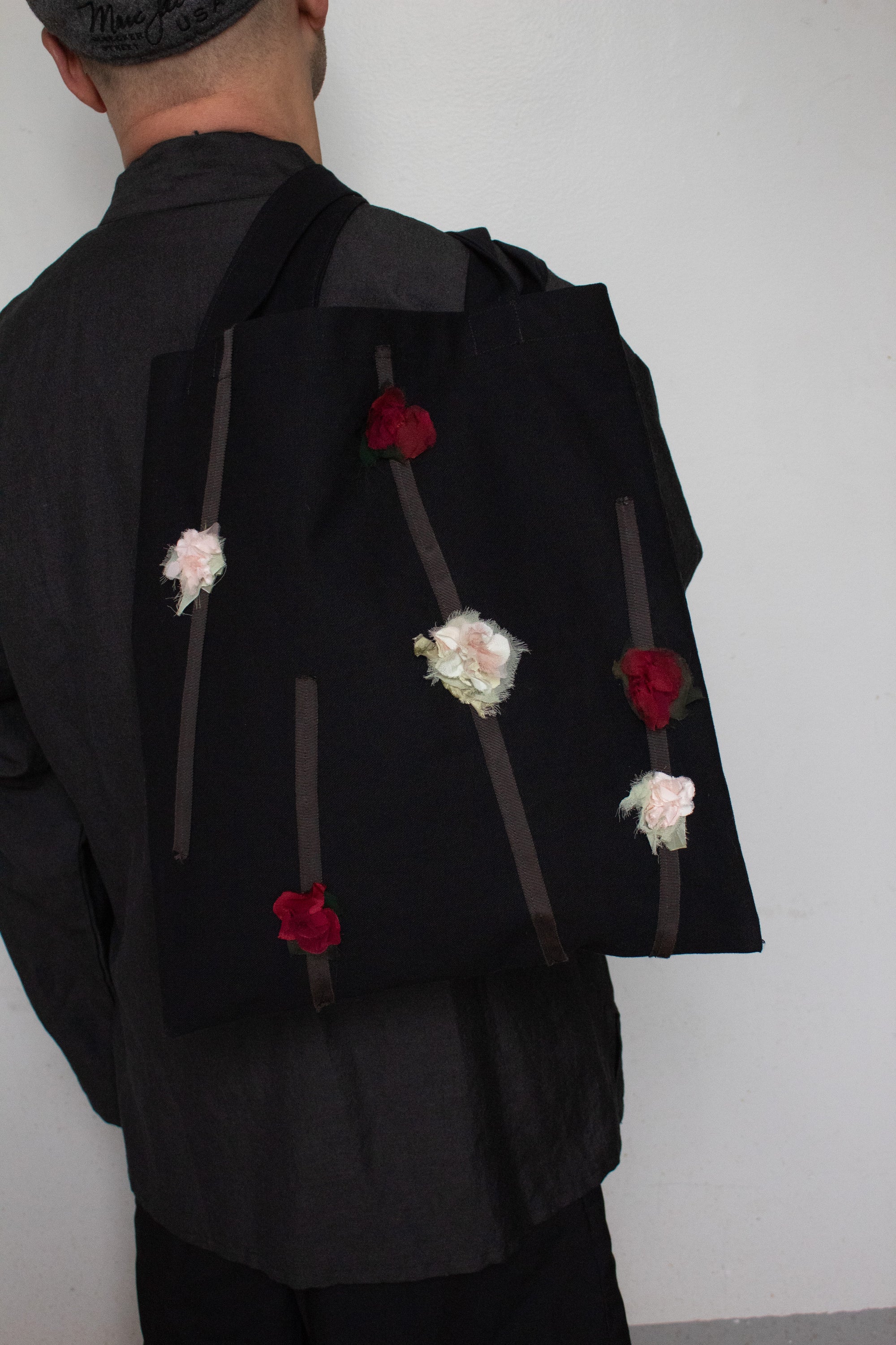 N° 70 dripping crushed blooms tote - sumi black/momiji red/ame pink