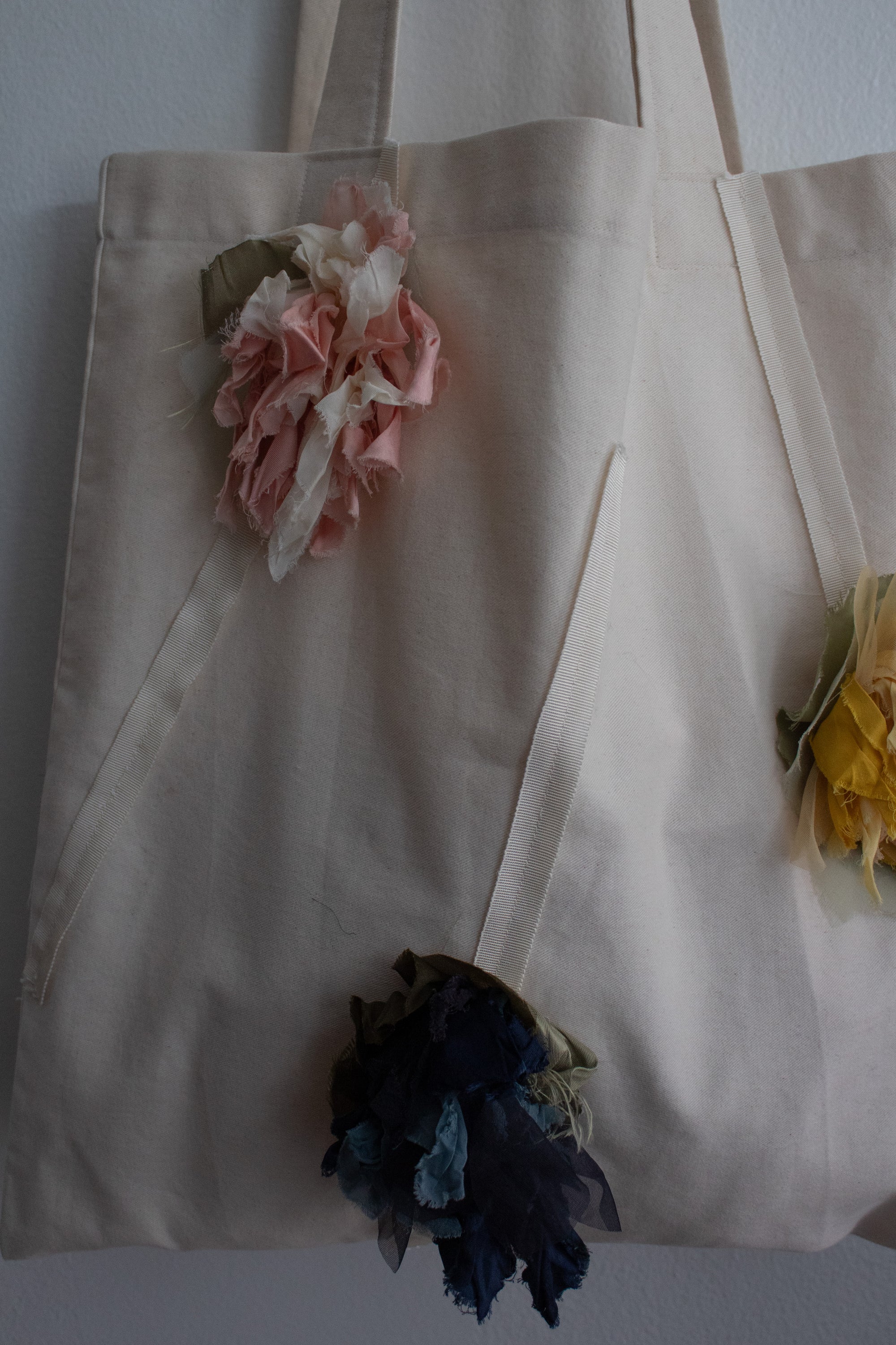 N° 70 dripping crushed blooms tote - suna beige/multi