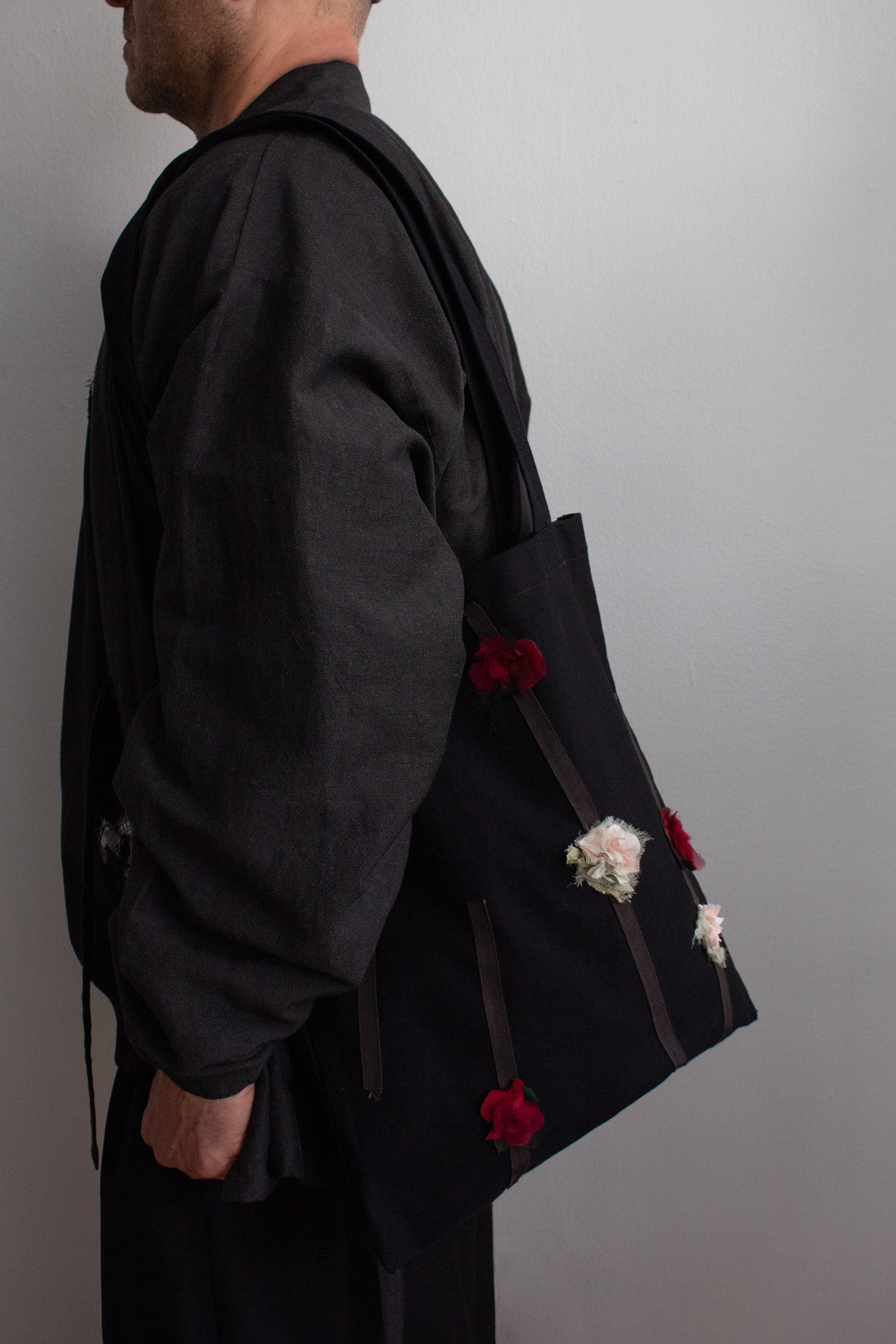 N° 70 dripping crushed blooms tote - sumi black/momiji red/ame pink