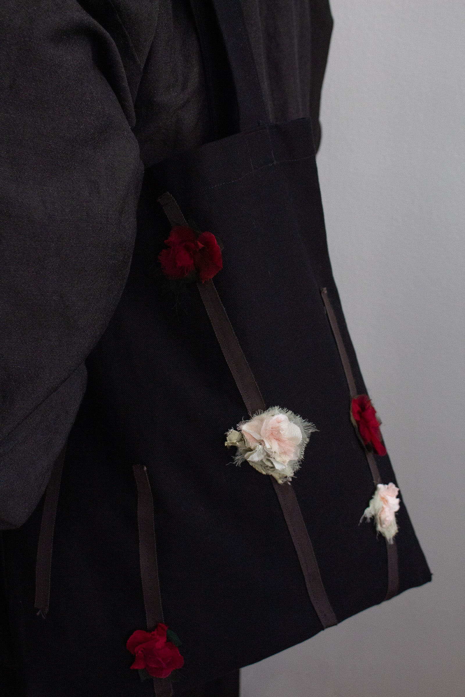 N° 70 dripping crushed blooms tote -momiji red