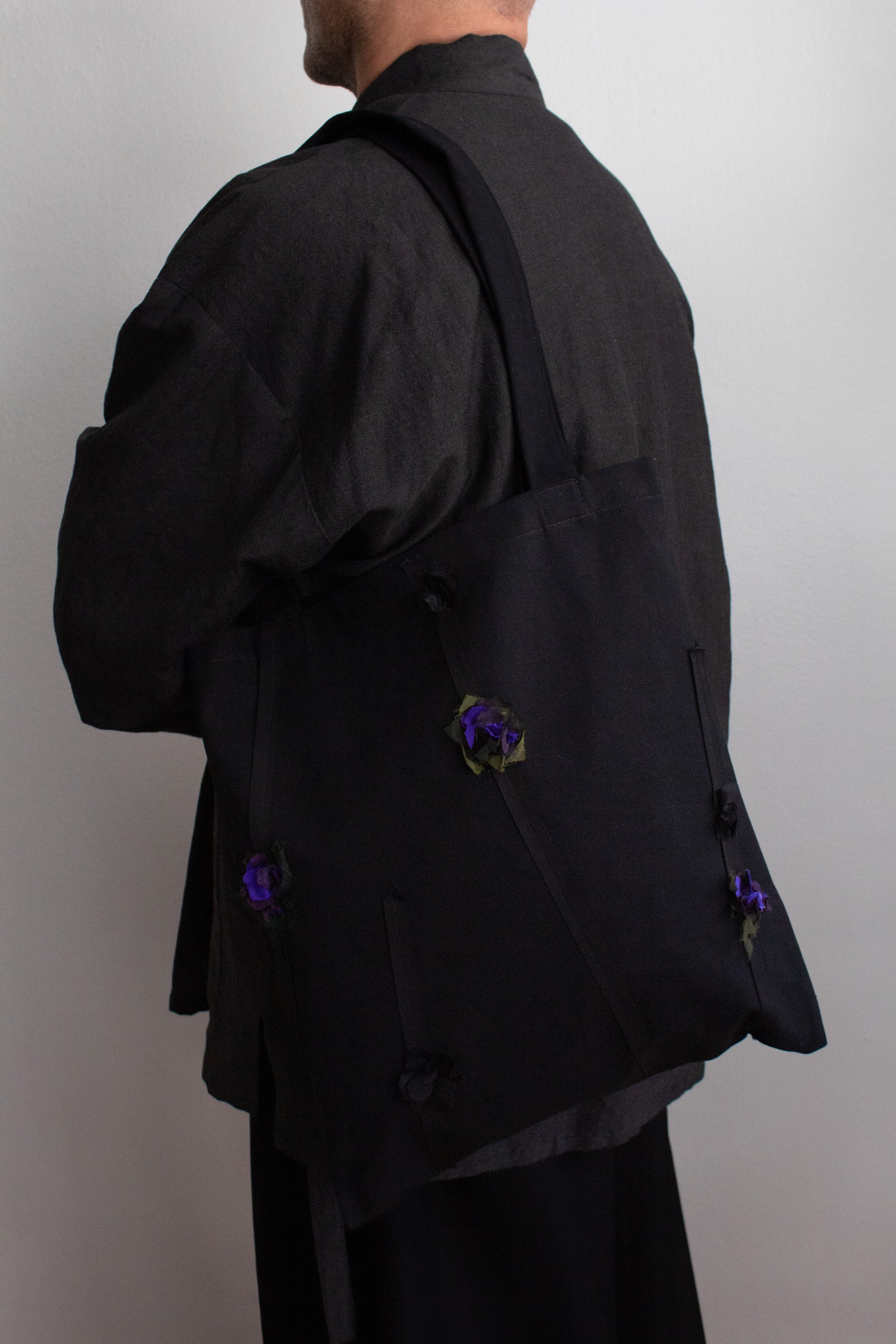 N° 70 dripping crushed blooms tote - sumi black/nasu eggplant