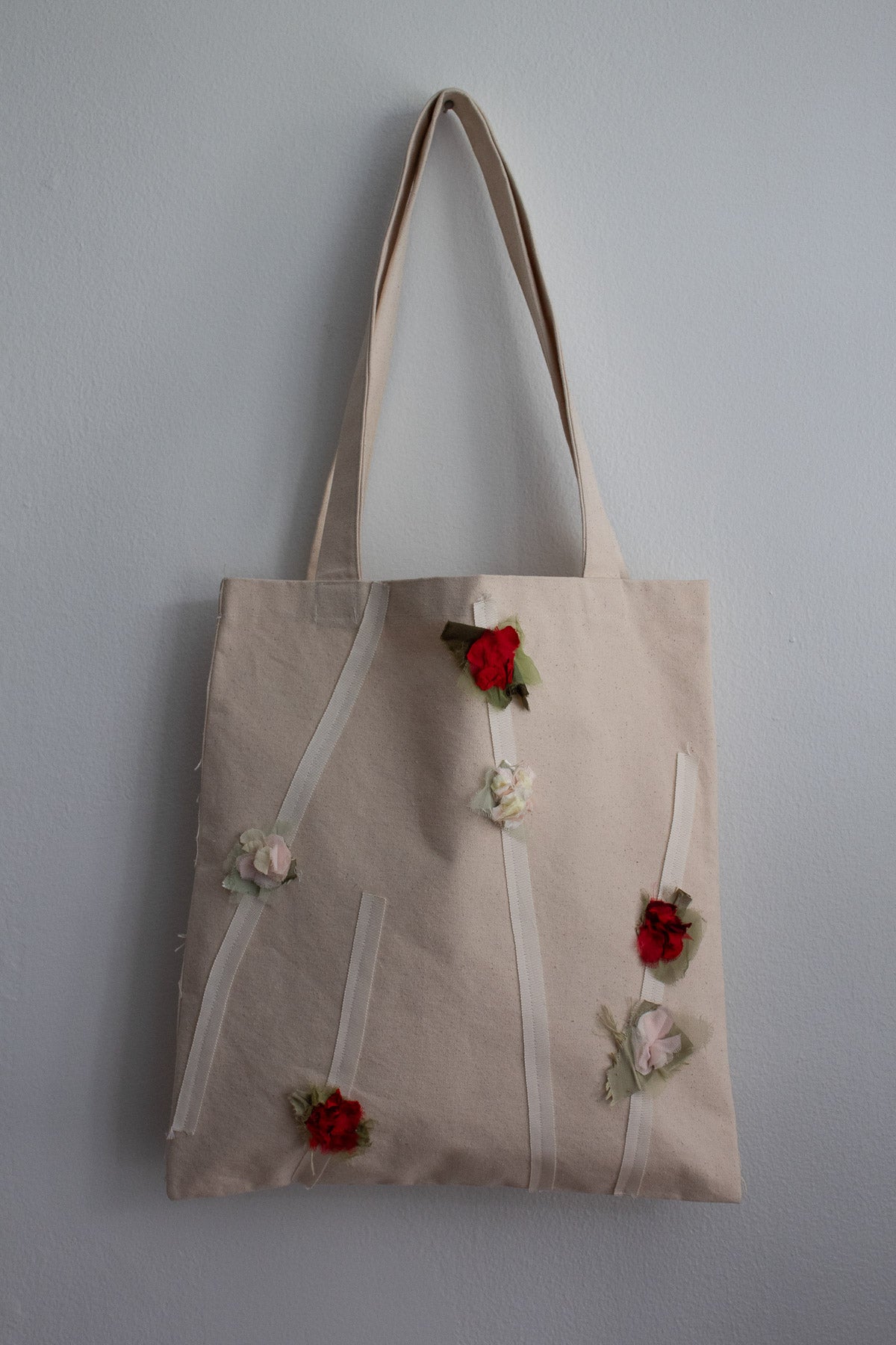 N° 70 dripping crushed blooms tote - ume red
