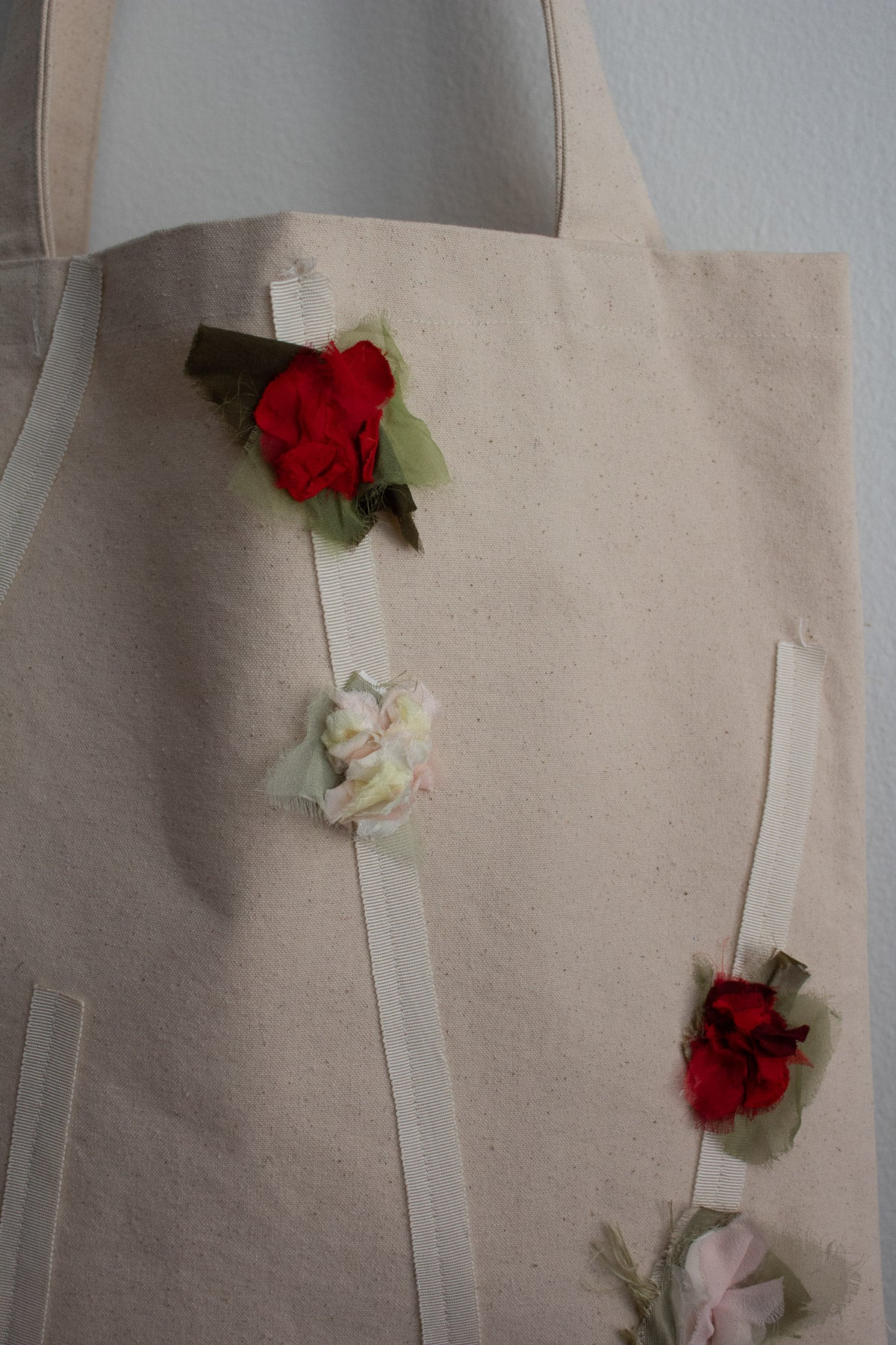 N° 70 dripping crushed blooms tote - ume red