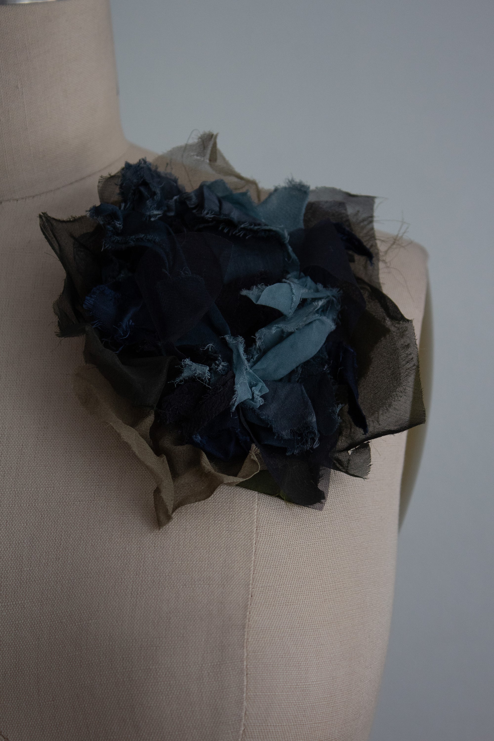 N° 51 crushed bloom brooch - umi blue - L