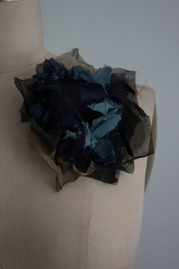 N° 51 crushed bloom brooch - umi blue - L