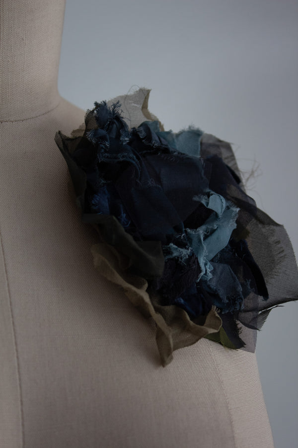 N° 51 crushed bloom brooch - umi blue - L