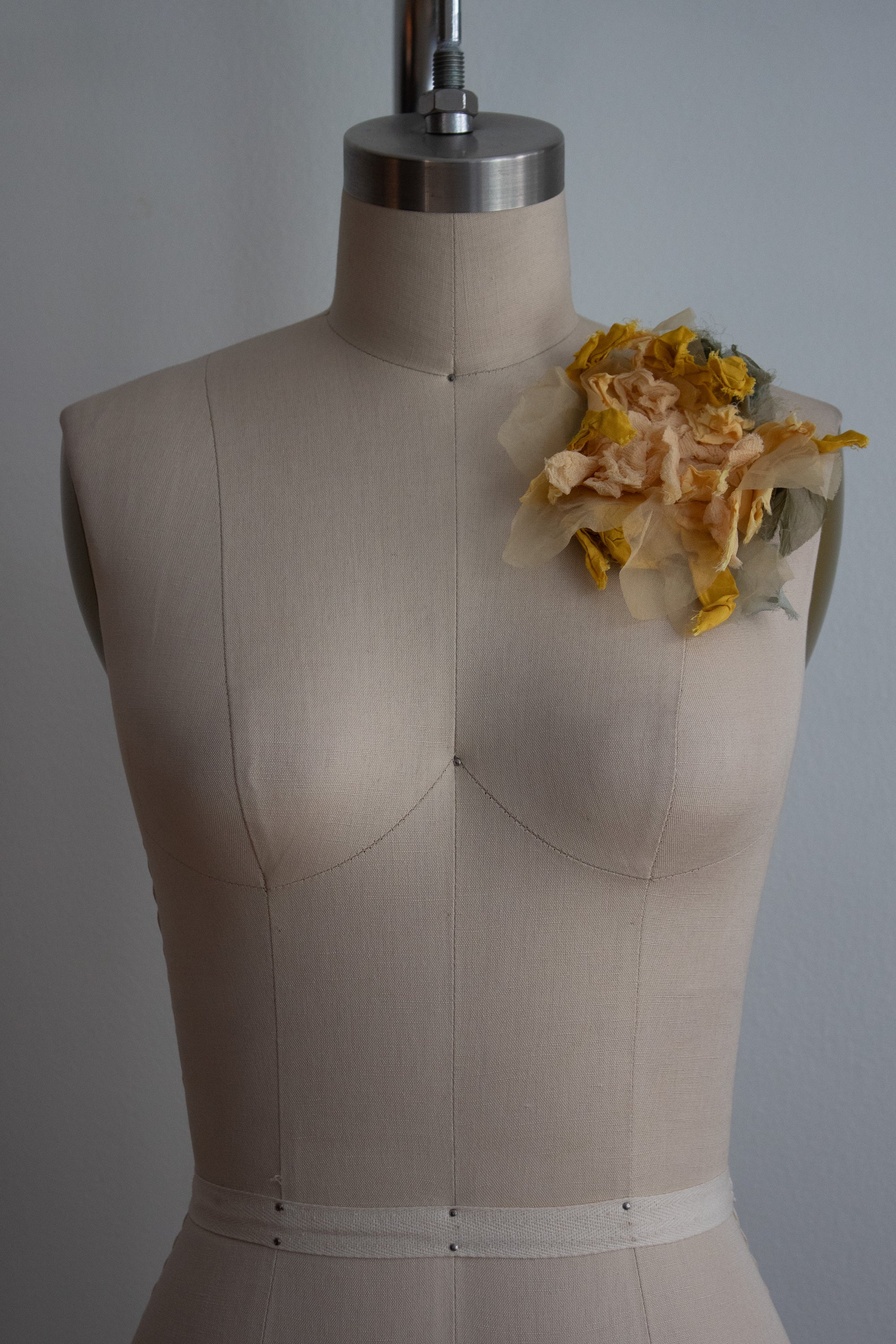 N° 51 crushed bloom brooch - taiyo yellow - L