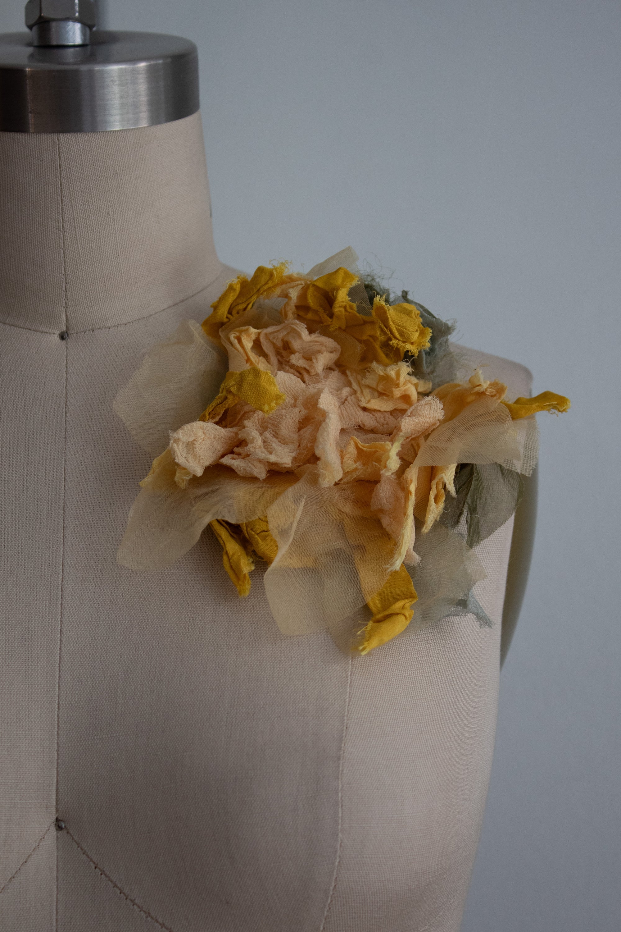 N° 51 crushed bloom brooch - taiyo yellow - L