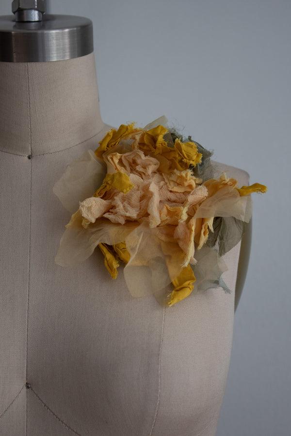 N° 51 crushed bloom brooch - taiyo yellow - L