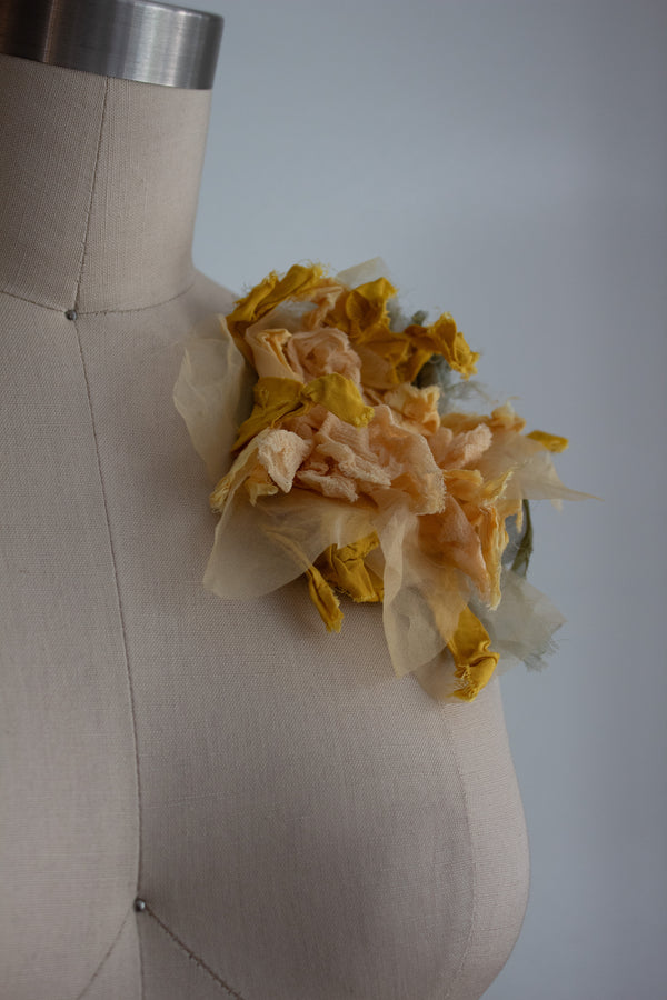 N° 51 crushed bloom brooch - taiyo yellow - L