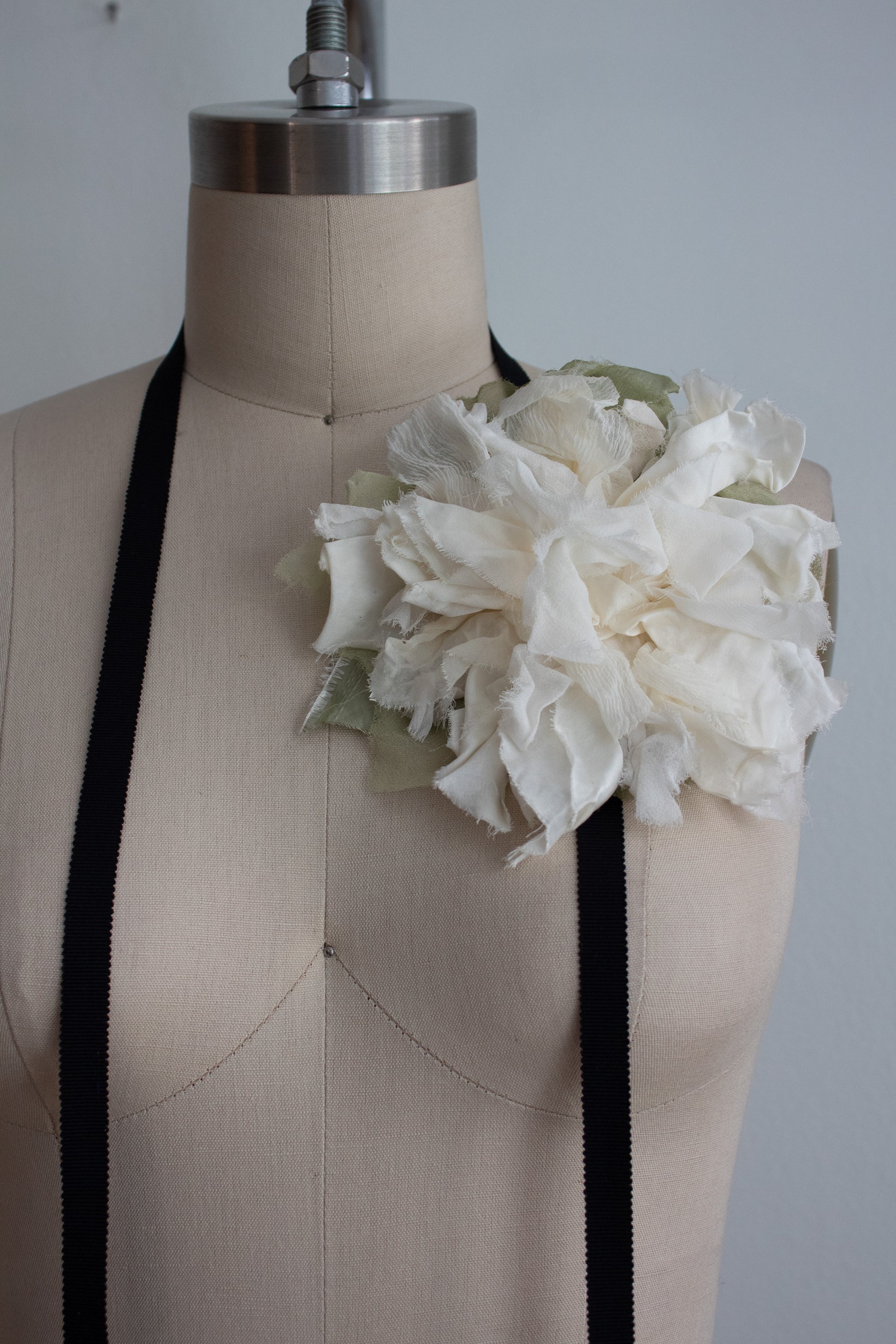 N° 44 crushed bloom wraparound accessory - yuki white - L