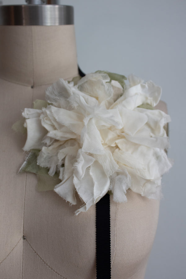 N° 44 crushed bloom wraparound accessory - yuki white - L