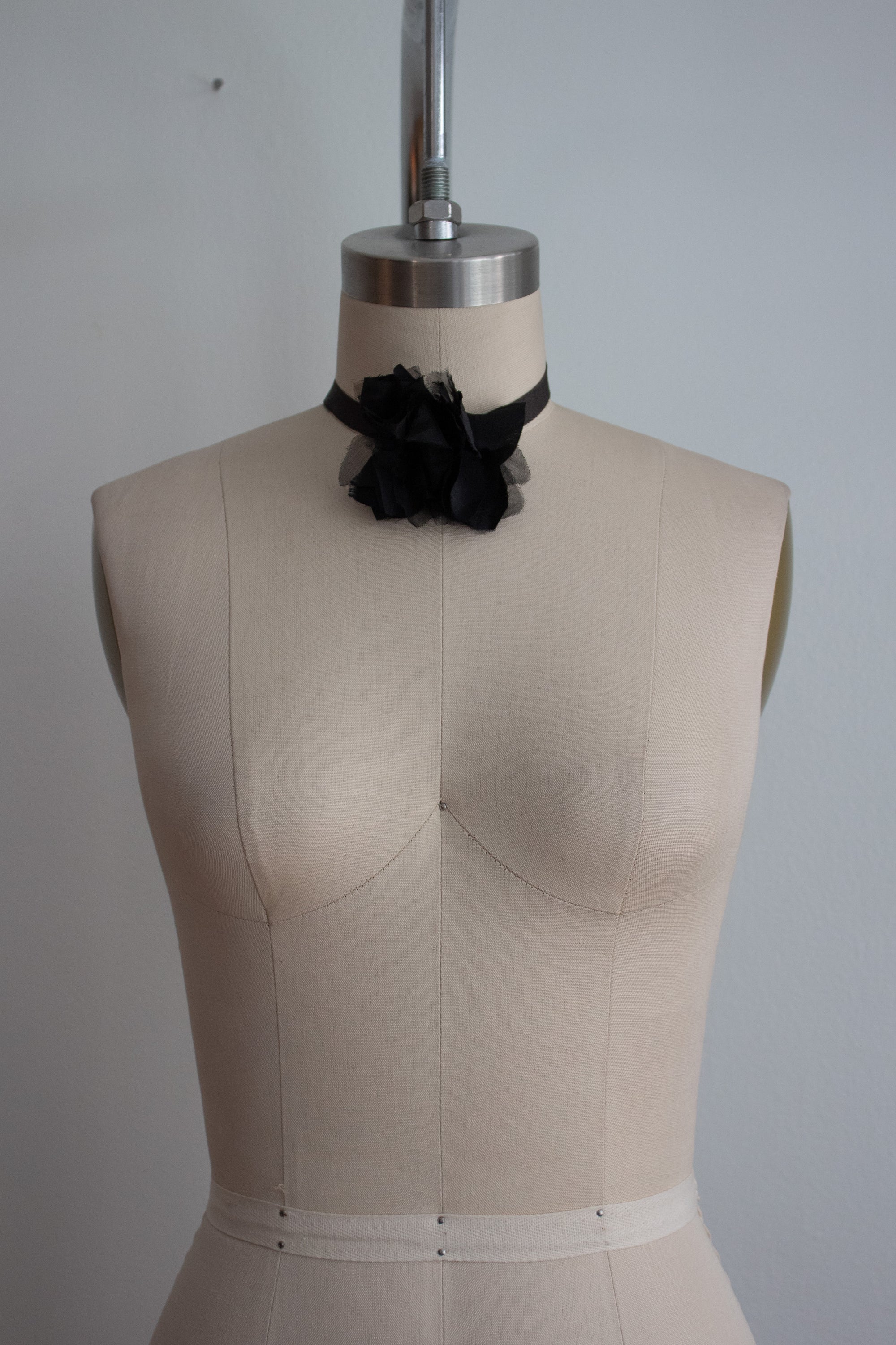 N° 44 crushed bloom tie - sumi black - S