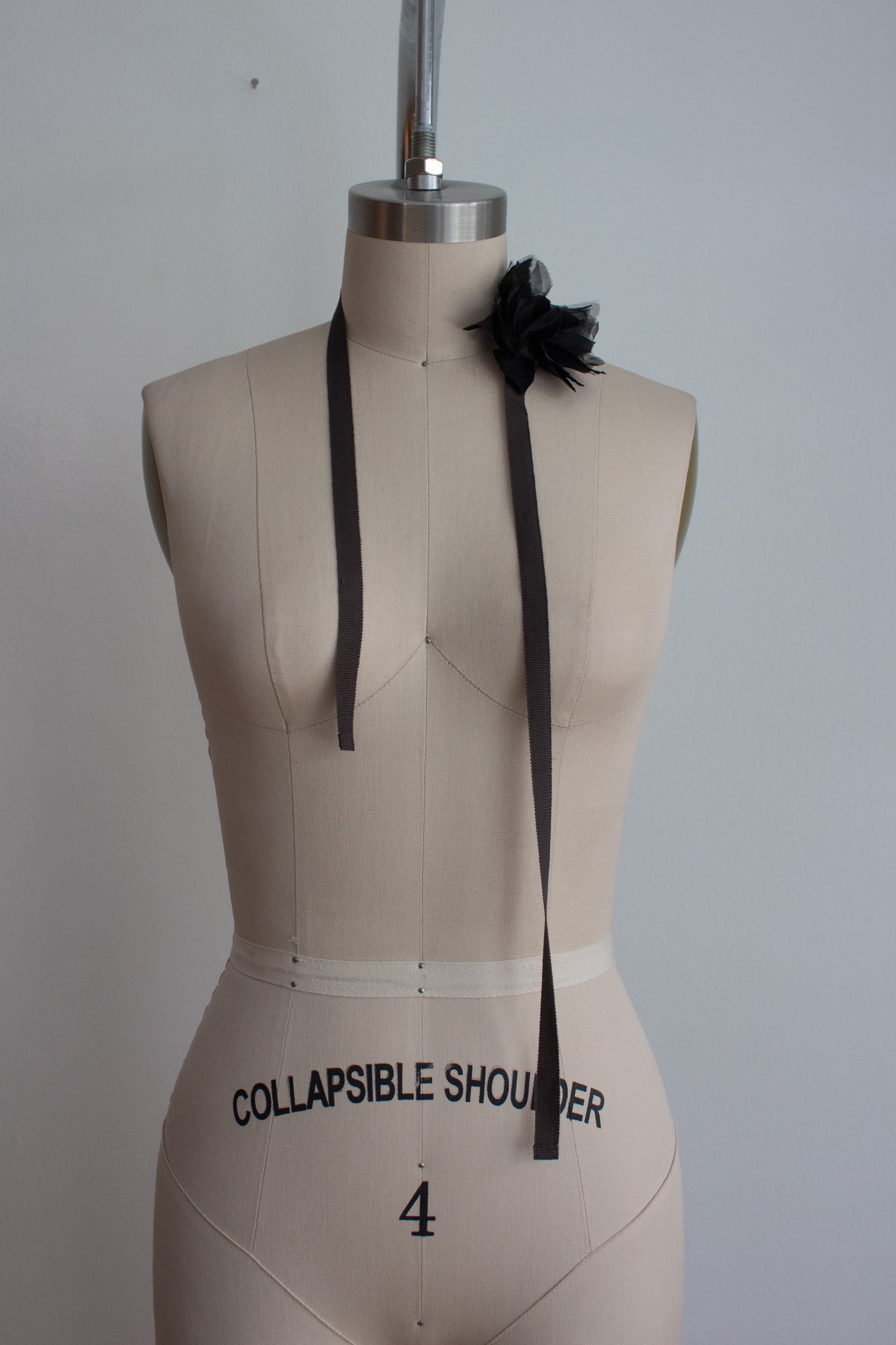 N° 44 crushed bloom tie - sumi black - S