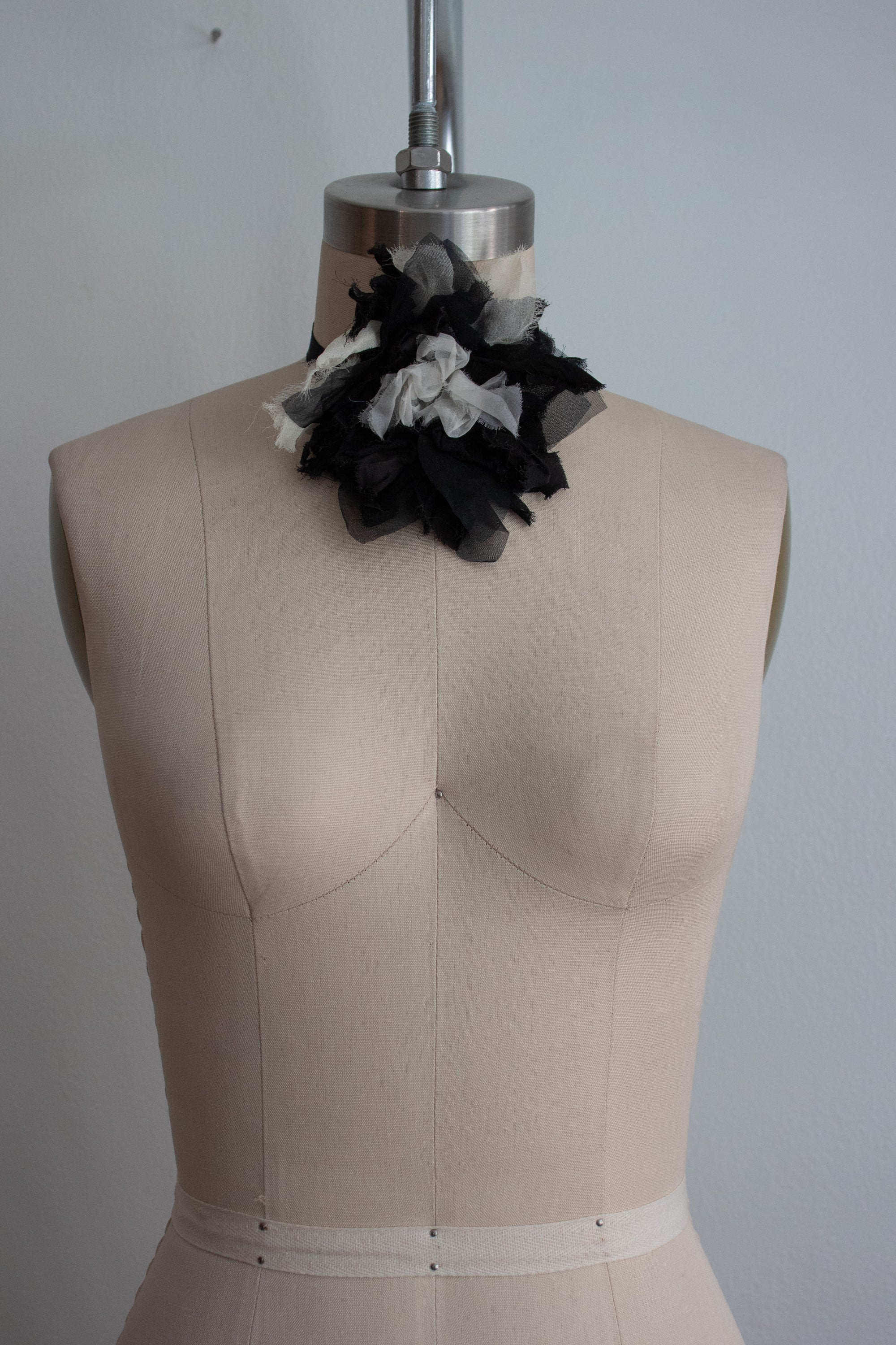 N° 44 crushed bloom tie - sumi black/yuki white - M