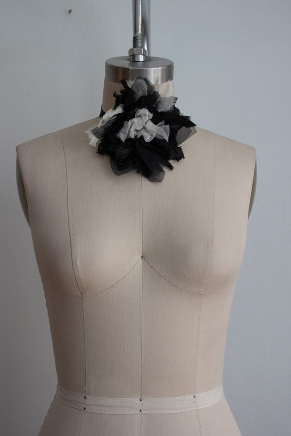N° 44 crushed bloom tie - sumi black/yuki white - M