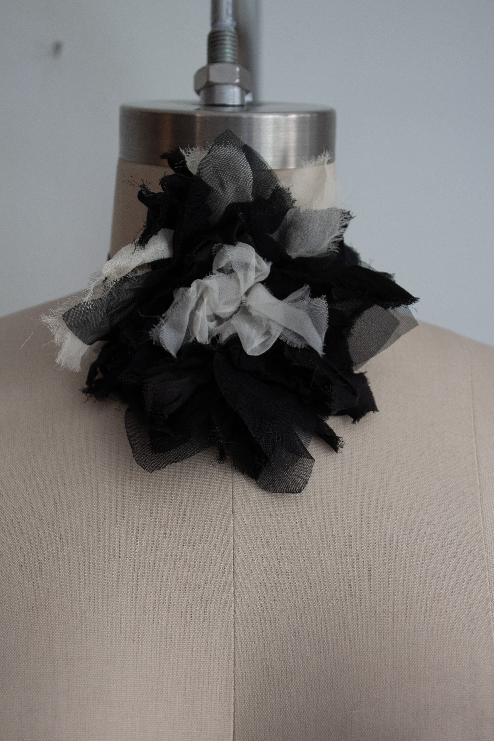 N° 44 crushed bloom tie - sumi black/yuki white - M