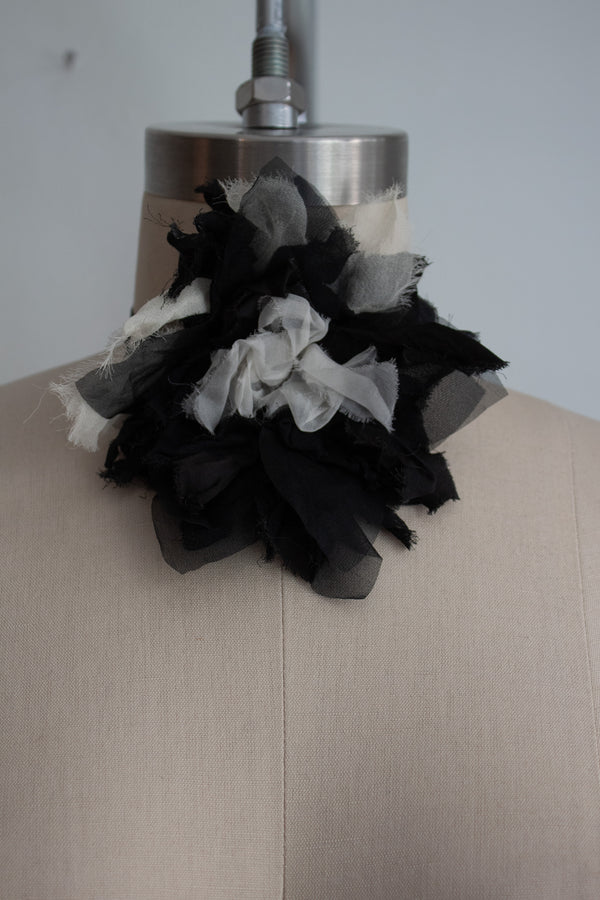 N° 44 crushed bloom tie - sumi black/yuki white - M