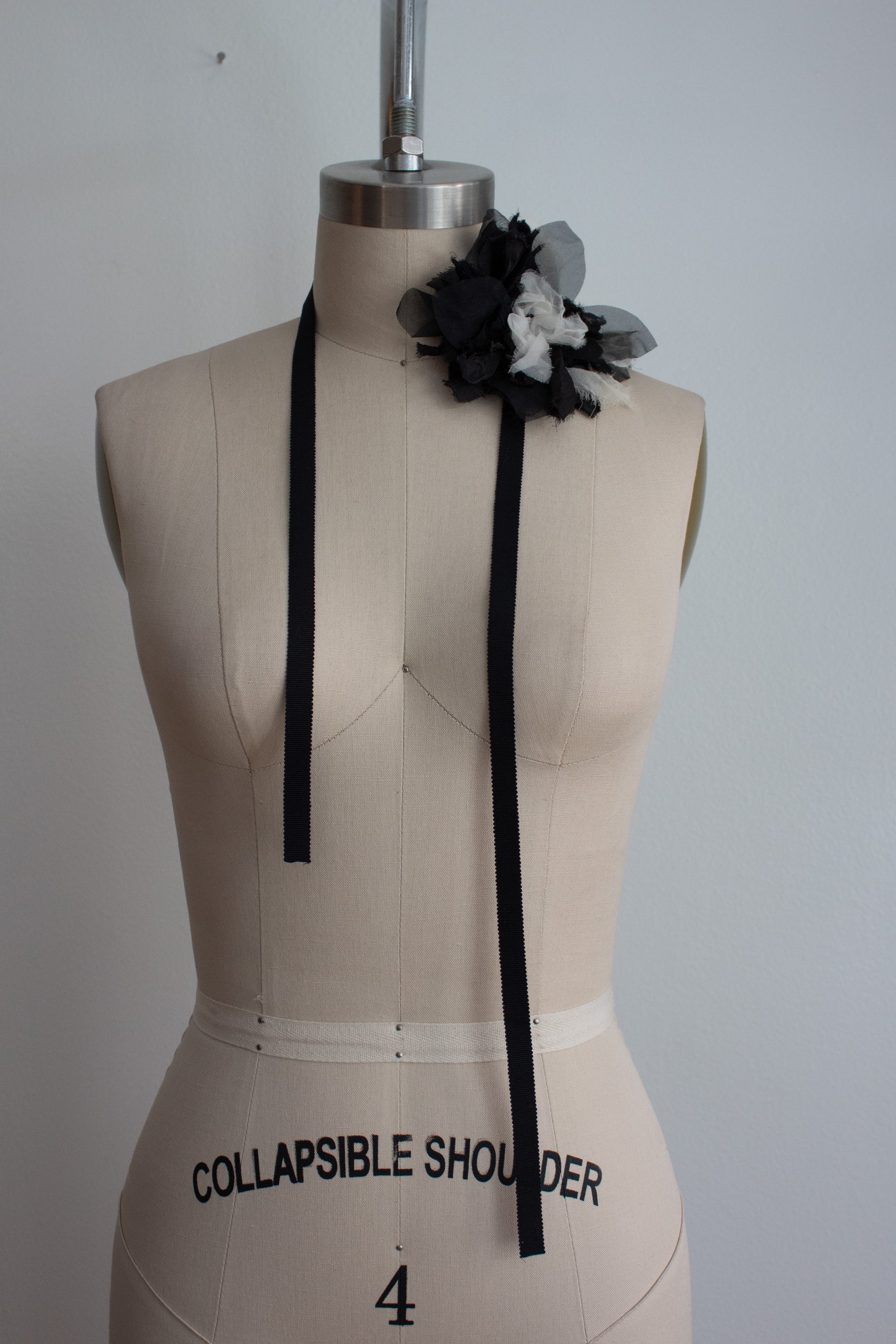 N° 44 crushed bloom tie - sumi black/yuki white - M