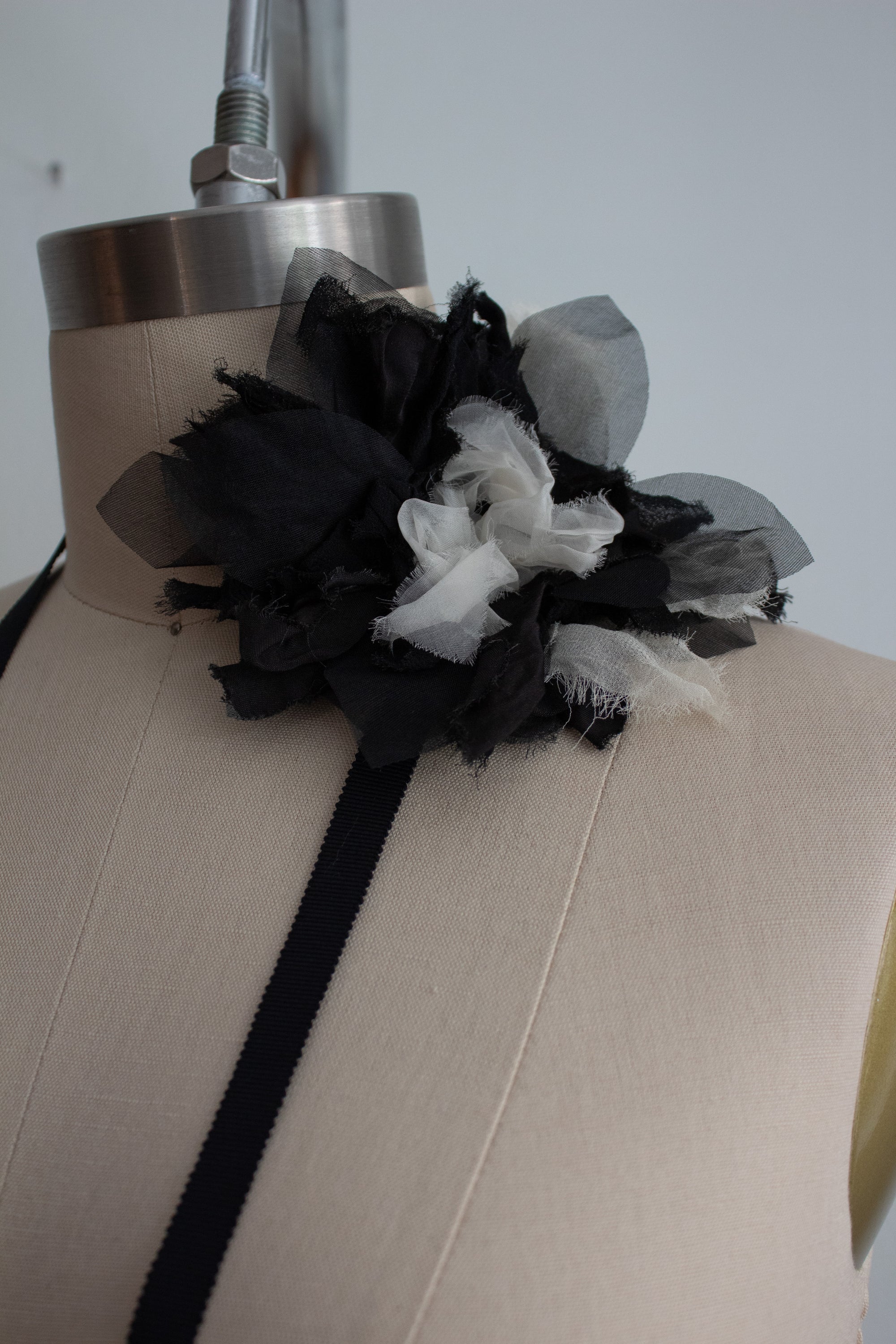 N° 44 crushed bloom tie - sumi black/yuki white - M