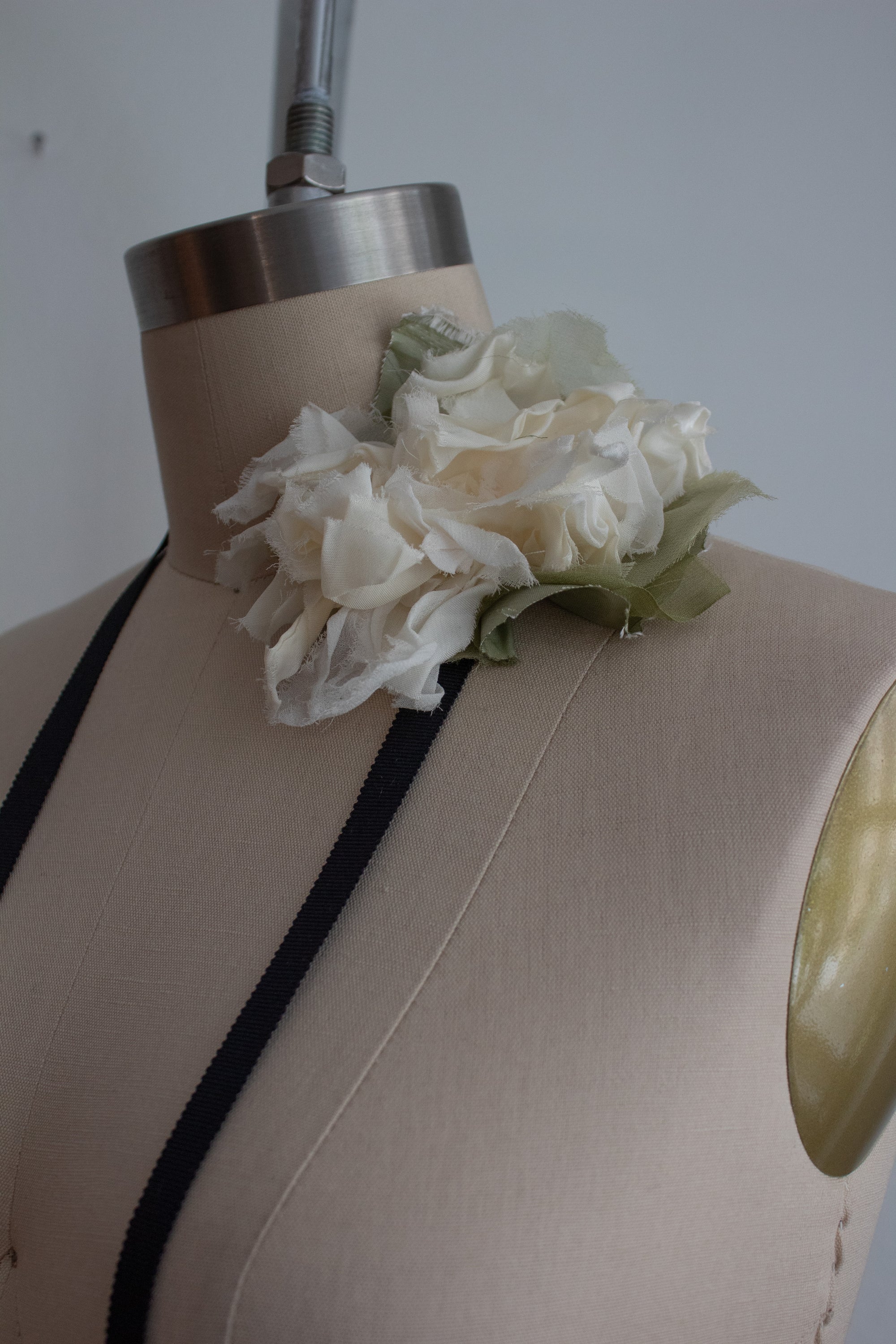 N° 44 crushed bloom wraparound accessory - yuki white - M