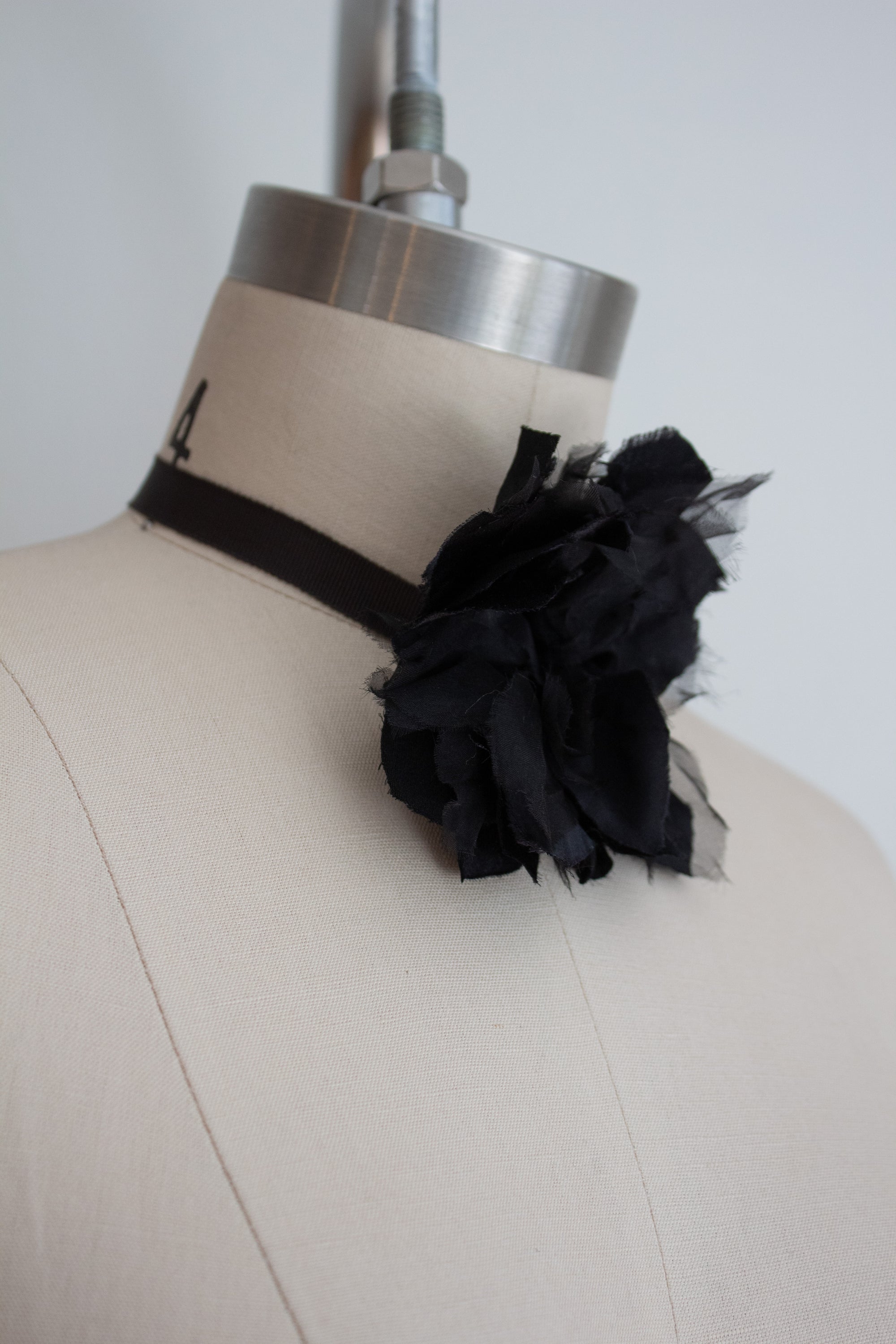 N° 44 crushed bloom tie - sumi black - M