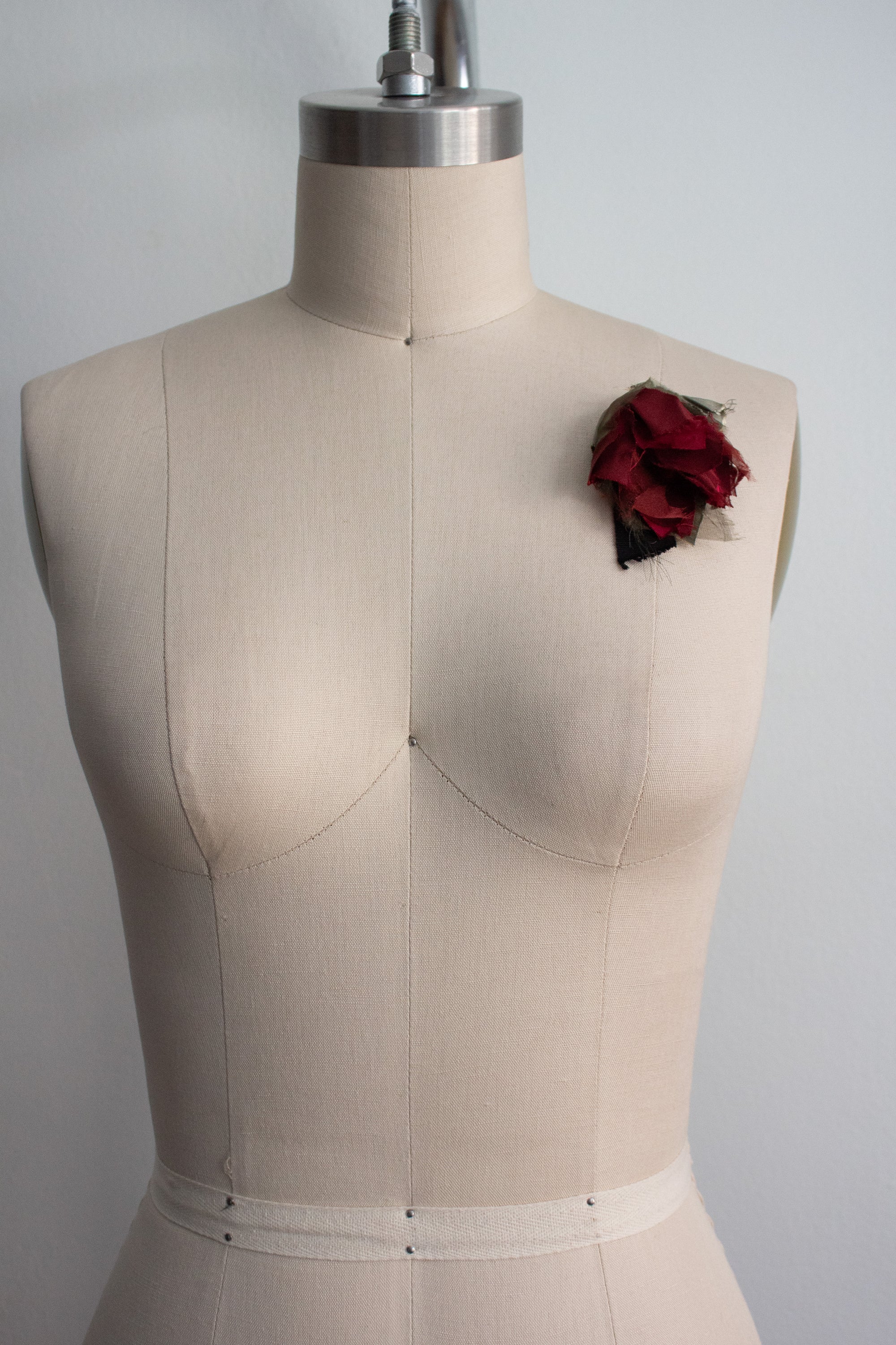 N° 51 falling flower brooch - momiji red - XS