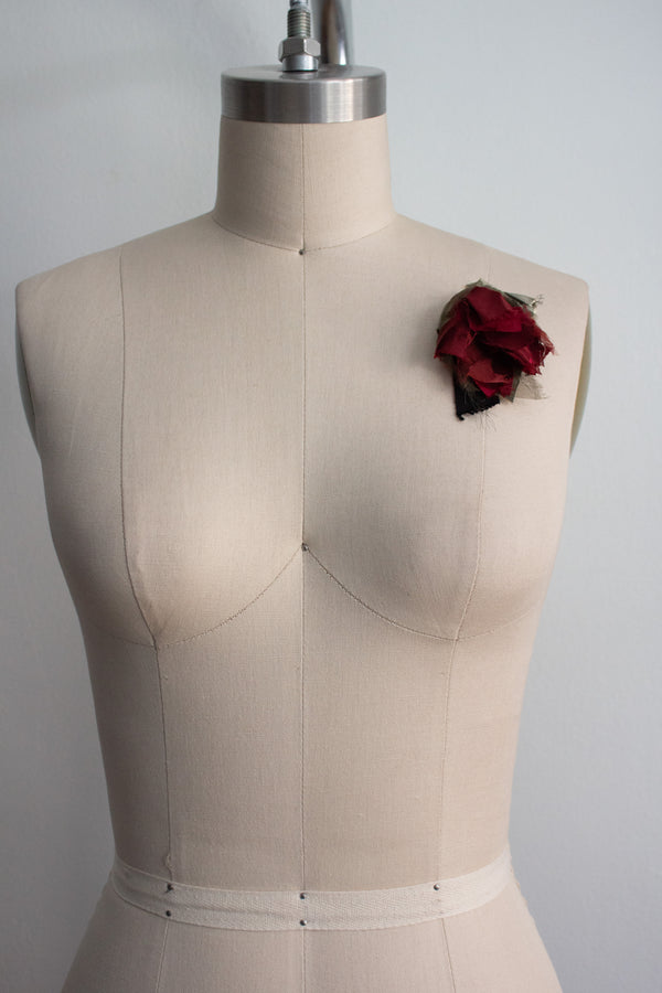 N° 51 falling flower brooch - momiji red - XS
