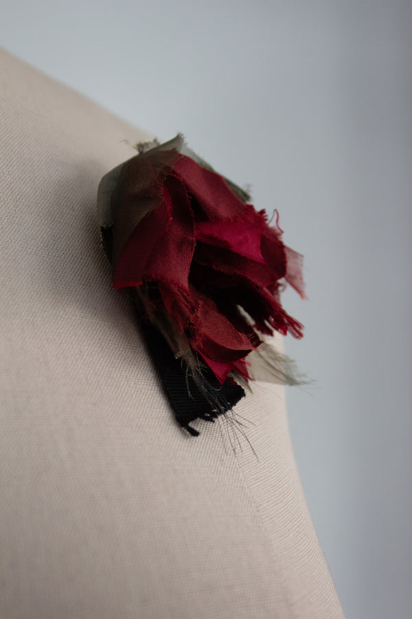 N° 51 falling flower brooch - momiji red - XS