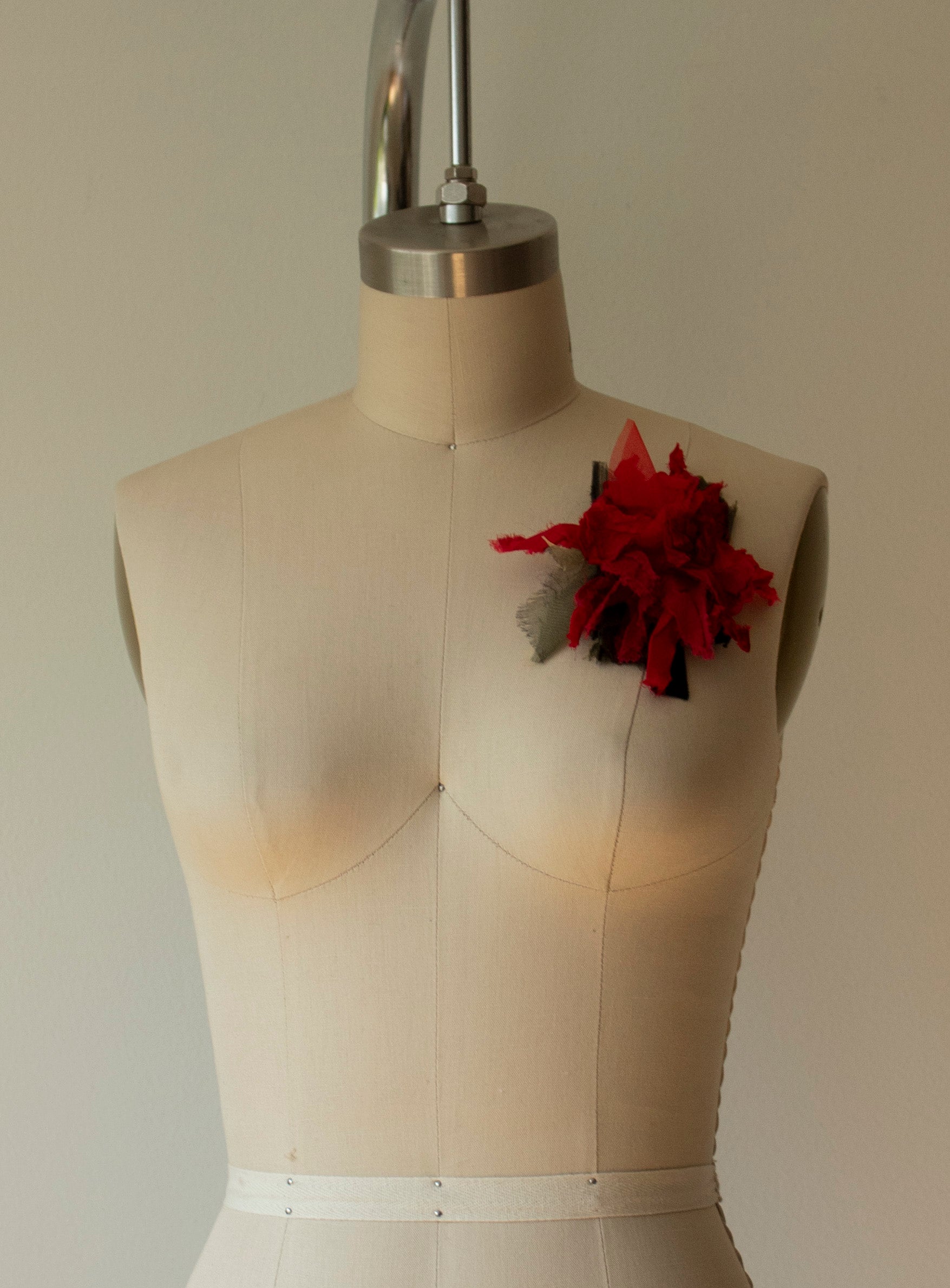 N° 51 crushed bloom brooch - ume red - M