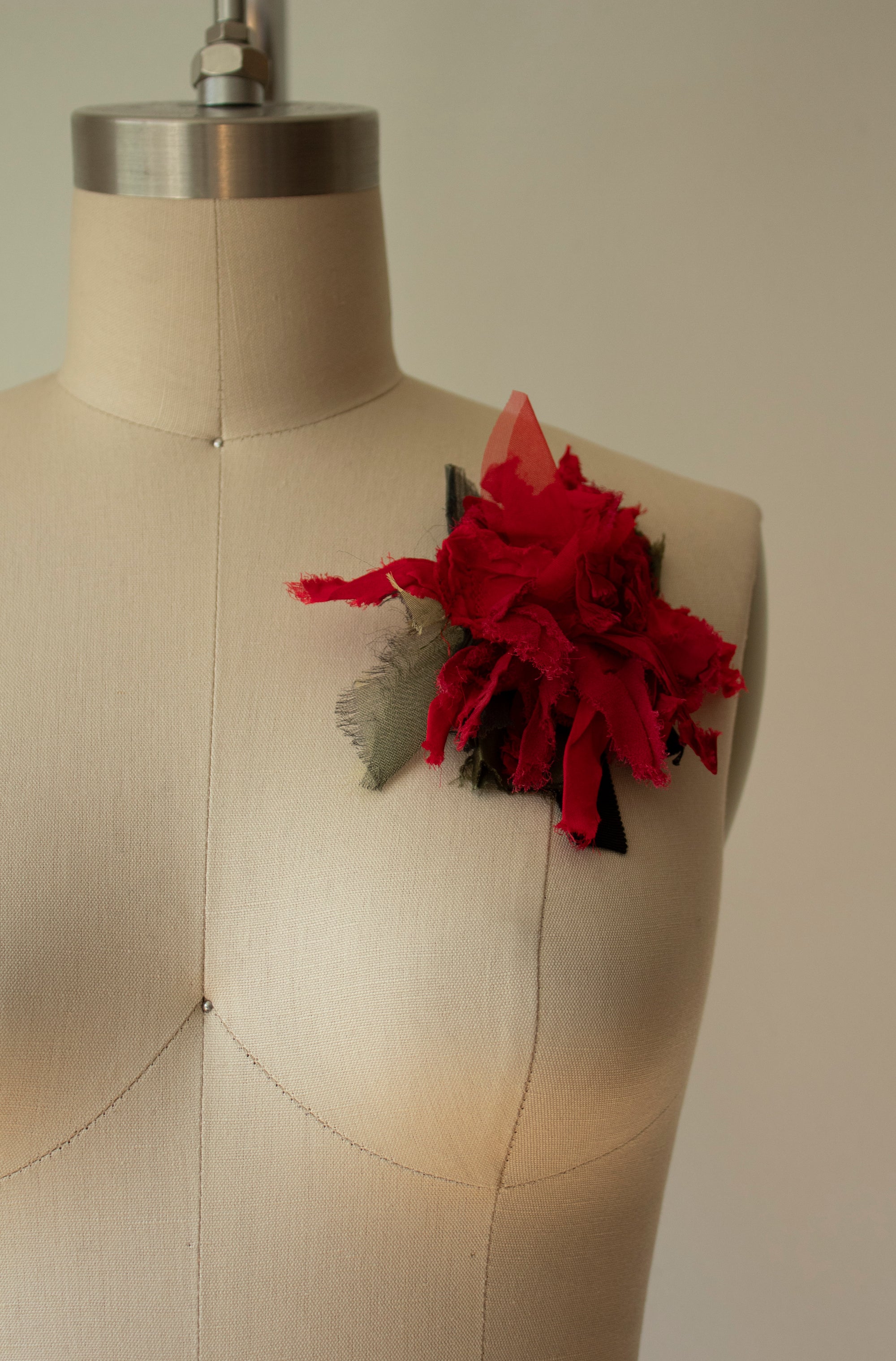 N° 51 crushed bloom brooch - ume red - M