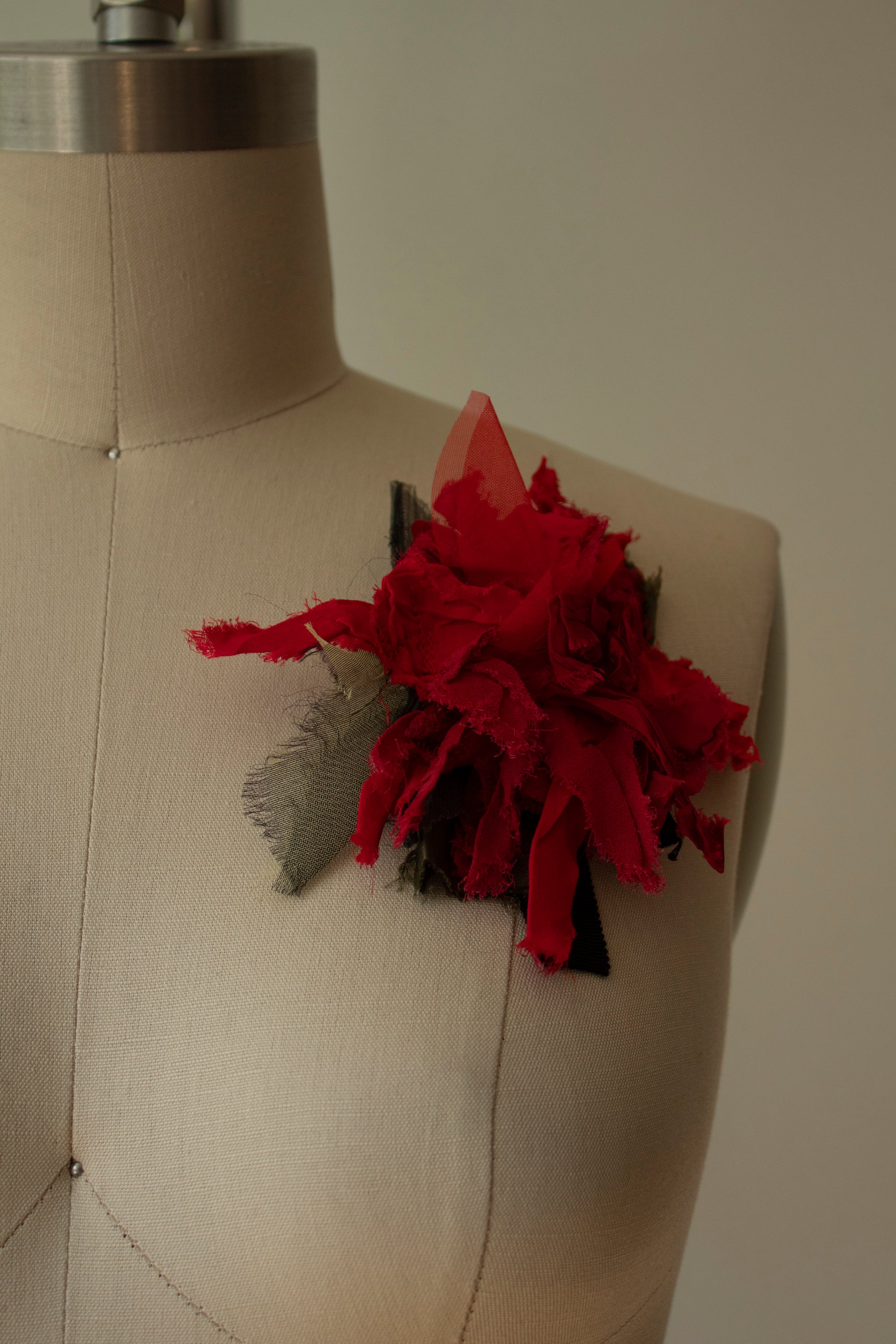 N° 51 crushed bloom brooch - ume red - M