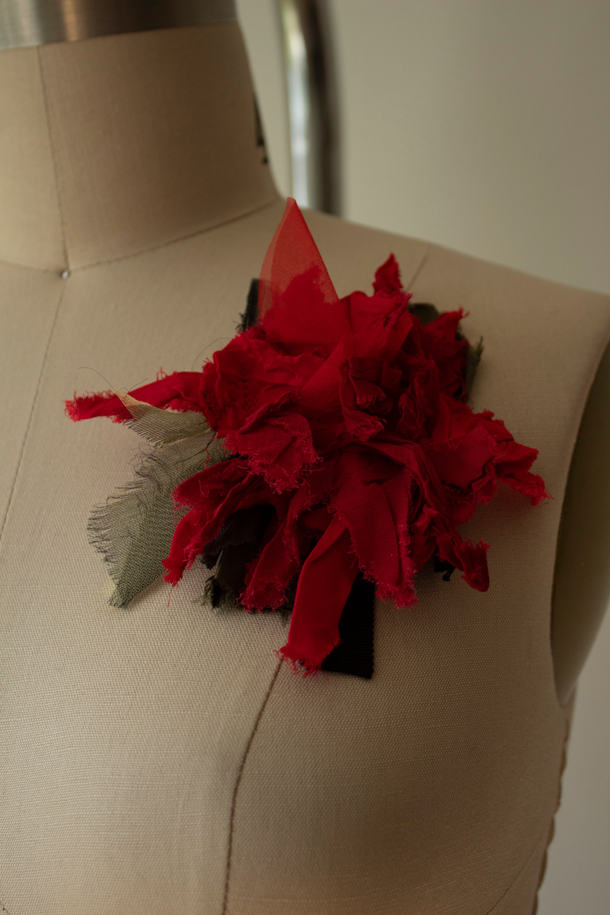 N° 51 crushed bloom brooch - ume red - M