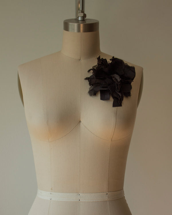 N° 51 crushed bloom brooch - sumi black - L