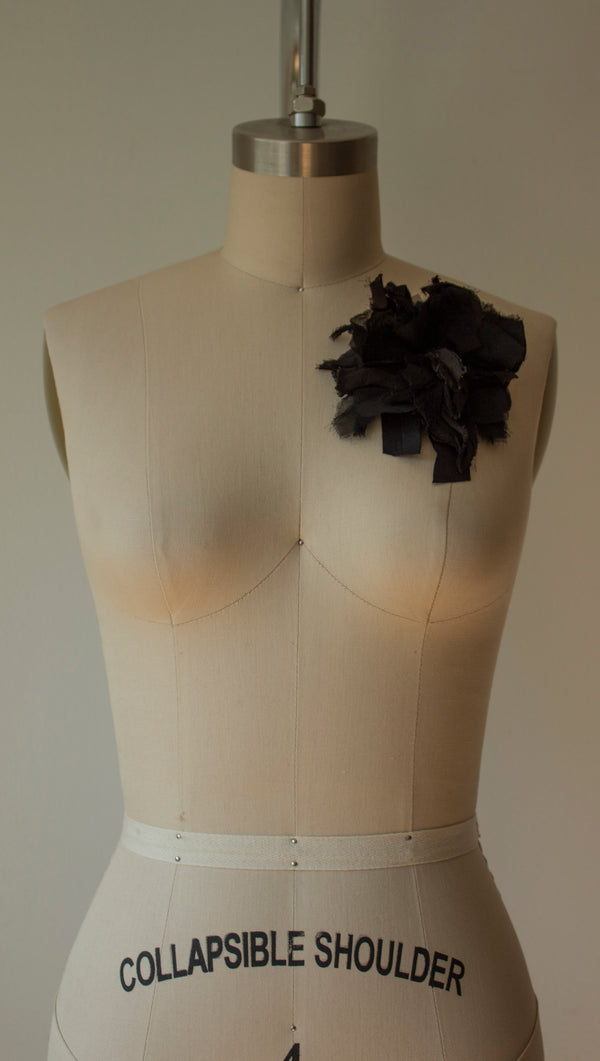 N° 51 crushed bloom brooch - sumi black - L
