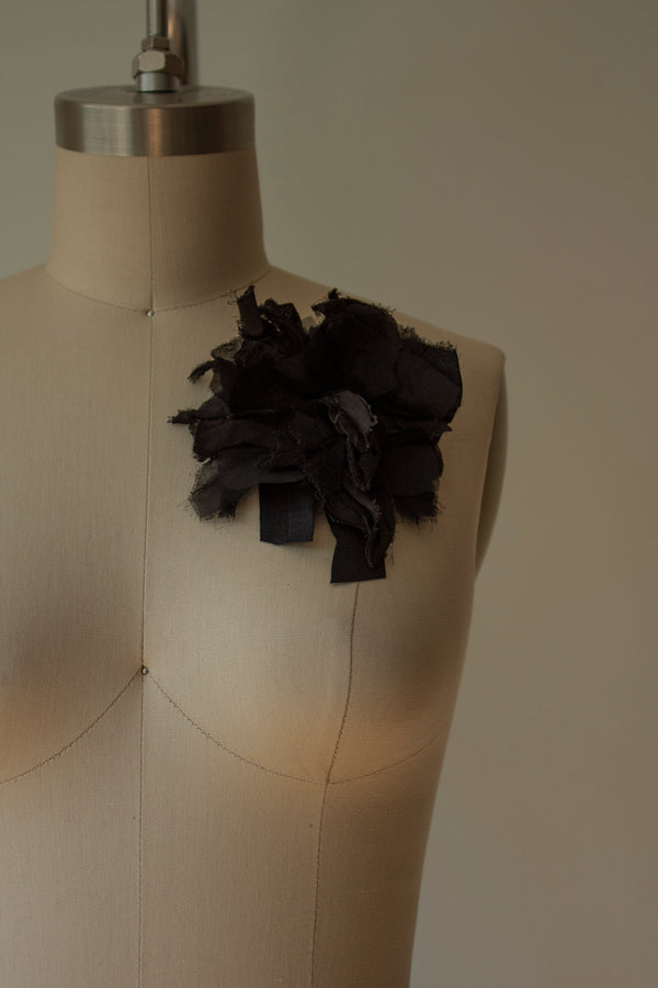 N° 51 crushed bloom brooch - sumi black - L