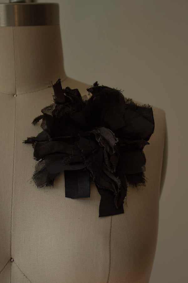 N° 51 crushed bloom brooch - sumi black - L